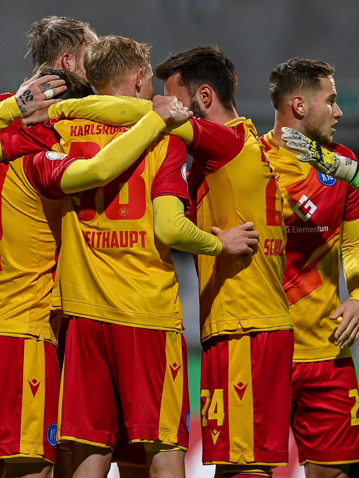Karlsruher Spieler mit Torjubel, Jubel, Torjubel, Torerfolg, celebrate the goal, goal, celebration, Jubel ueber das Tor zum 0:1 durch Marvin Wanitzek Karlsruhe, KSC, 10 , optimistisch, Action, Aktion, 18.01.2022, München Deutschland, Fussball, DFB-Pokal, Achtelfinale, TSV 1860 München - Karlsruher SC, DFB/DFL REGULATIONS PROHIBIT ANY USE OF PHOTOGRAPHS AS IMAGE SEQUENCES AND/OR QUASI-VIDEO. xslx 