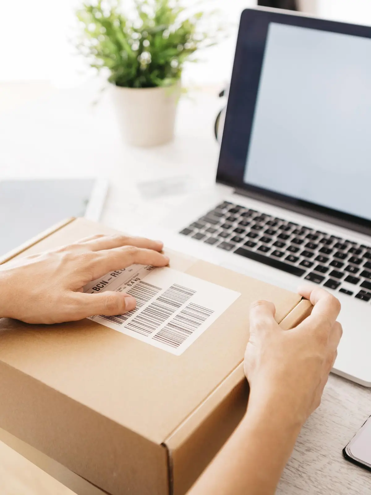 Woman unpacking parcel on her desk model released Symbolfoto property released PUBLICATIONxINxGERxSUIxAUTxHUNxONLY JRFF000789

Woman unpacking Parcel ON her Desk Model released Symbolic image Property released PUBLICATIONxINxGERxSUIxAUTxHUNxONLY JRFF000789  