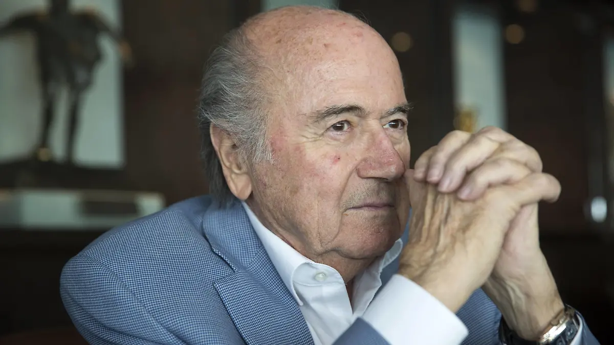 ZURICH, SWITZERLAND. OCTOBER 26, 2015. FIFA president Joseph Sepp Blatter looks on during an exclusive interview with the TASS Russian News Agency. Mikhail Japaridze/TASS PUBLICATIONxINxGERxAUTxONLY TS010BB3Zurich Switzerland October 26 2015 FIFA President Joseph Sepp Blatter looks ON during to Exclusive Interview with The TASS Russian News Agency Mikhail Japaridze TASS PUBLICATIONxINxGERxAUTxONLY