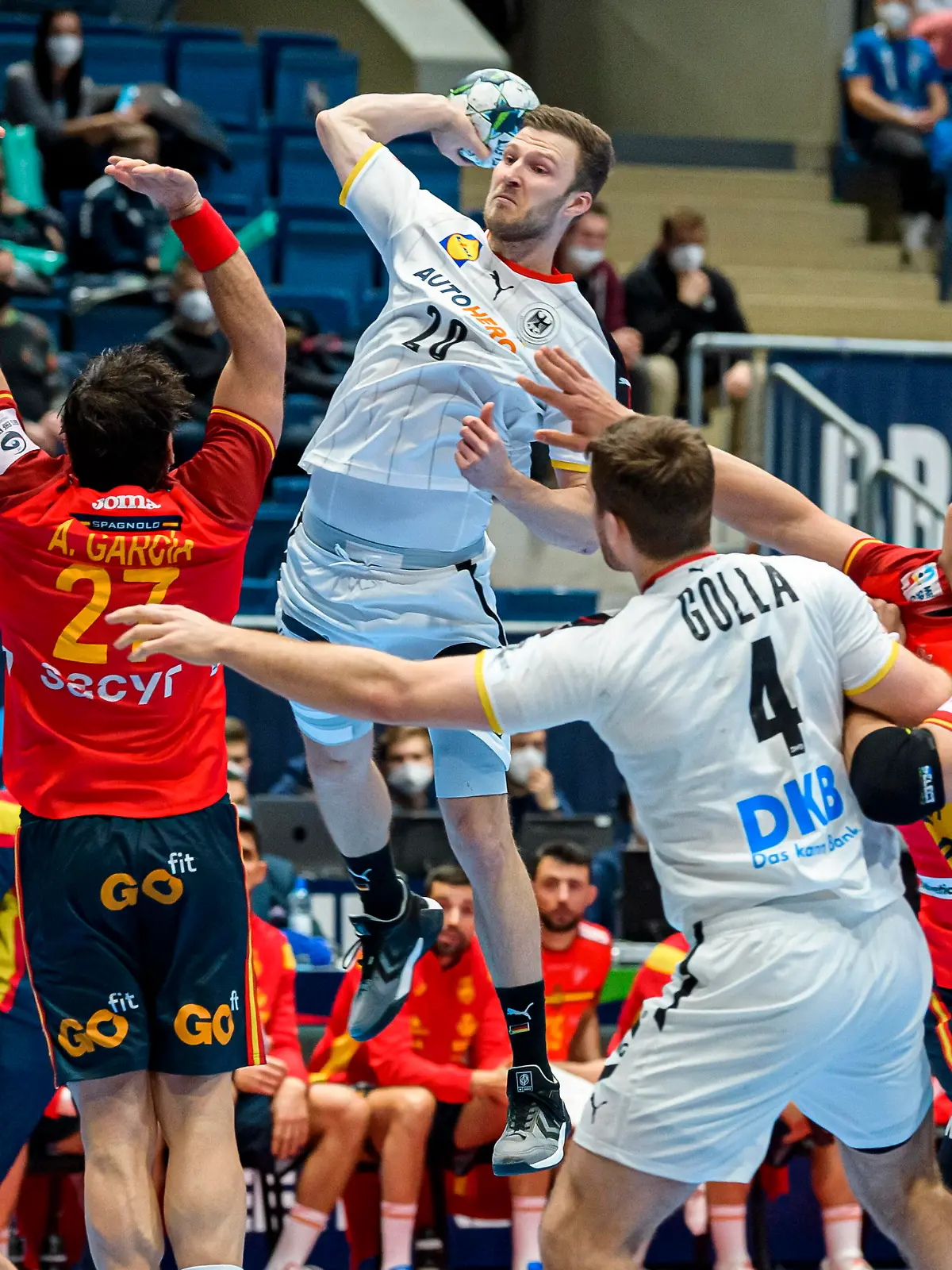  Bratislava, 20. Januar 2022: Handball EHF EM, Hauptrunde, Gruppe 2, Deutschland vs. Spanien v.li. Fabian Wiede Deutschland / Fuechse Berlin, Antonio Garcia Robledo Spanien, Philipp Weber Deutschland / SC Magdeburg, Johannes Golla Deutschland / SG Flensburg, Bratislava Ondreja Nepelu Arena Slovakia *** Bratislava, 20 January 2022 Handball EHF European Championship, Main Round, Group 2, Germany vs Spain v li Fabian Wiede Germany Fuechse Berlin , Antonio Garcia Robledo Spain , Philipp Weber Germany SC Magdeburg , Johannes Golla Germany SG Flensburg , Bratislava Ondreja Nepelu Arena Slovakia
