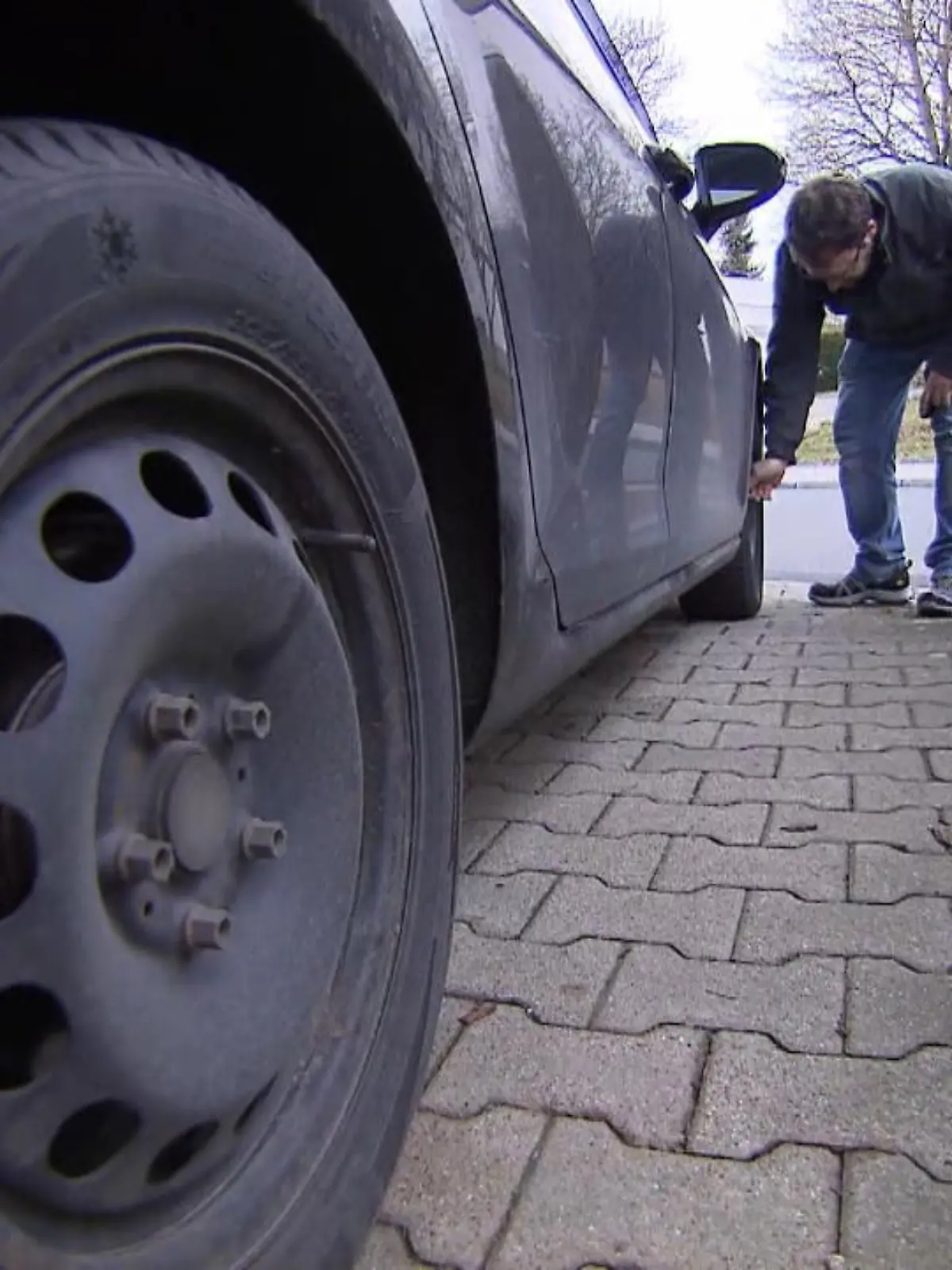 Matthias Wegner aus Baden-Württemberg ist das passiert, wovor es allen Autofahrern graut: in voller Fahrt hat sich bei seinem Wagen ein Reifen gelöst! Später stellt die Polizei fest: jemand hat ihm die Radschrauben absichtlich gelockert! Und die Ermittler sind sicher: das ist ein Serientäter.