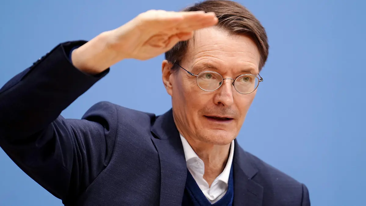ARCHIV - 14.01.2022, Berlin: Karl Lauterbach (SPD), Bundesminister für Gesundheit, äußert sich in der Bundespressekonferenz zur aktuellen Corona-Lage. Lauterbach rechnet bis Mitte Februar mit mehreren Hunderttausend Corona-Neuinfektionen am Tag. Foto: Kay Nietfeld/dpa +++ dpa-Bildfunk +++
