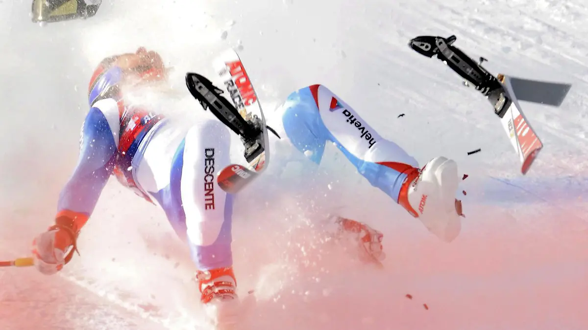Daniel Albrecht of Switzerland crashes during the third practice downhill session at the 'Streif' in Kitzbuehel, Austria, 22 January 2009. EPA/Robert Jaeger +++(c) dpa - Bildfunk+++