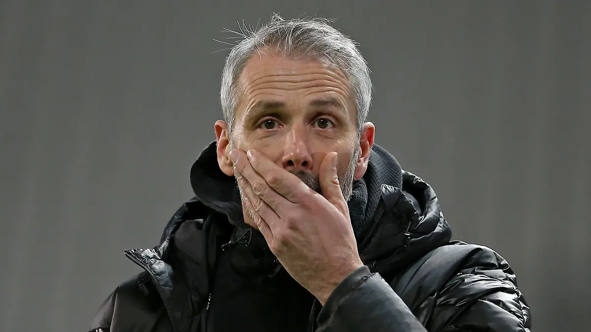 18.01.2022, Fussball DFB Pokal 2021/2022, Achtelfinale, FC St. Pauli - Borussia Dortmund, im Millerntor-Stadion Hamburg. Trainer Marco Rose Borussia Dortmund ***DFL and DFB regulations prohibit any use of photographs as image sequences and/or quasi-video.*** *** 18 01 2022, Football DFB Cup 2021 2022, Round of 16, FC St Pauli Borussia Dortmund, at Millerntor Stadium Hamburg Coach Marco Rose Borussia Dortmund DFL and DFB regulations prohibit any use of photographs as image sequences and or quasi video