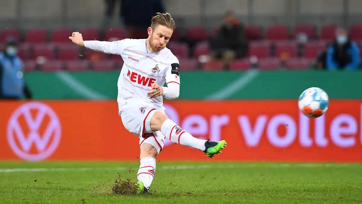 Fußball DFB-Pokal Achtelfinale 1. FC Köln - Hamburger SV am 18.01.2022 im RheinEnergieStadion in Köln Elfmeter / Elfmeterschießen Florian Kainz Köln DFB regulations prohibit any use of photographs as image sequences and/or quasi-video. xHDx