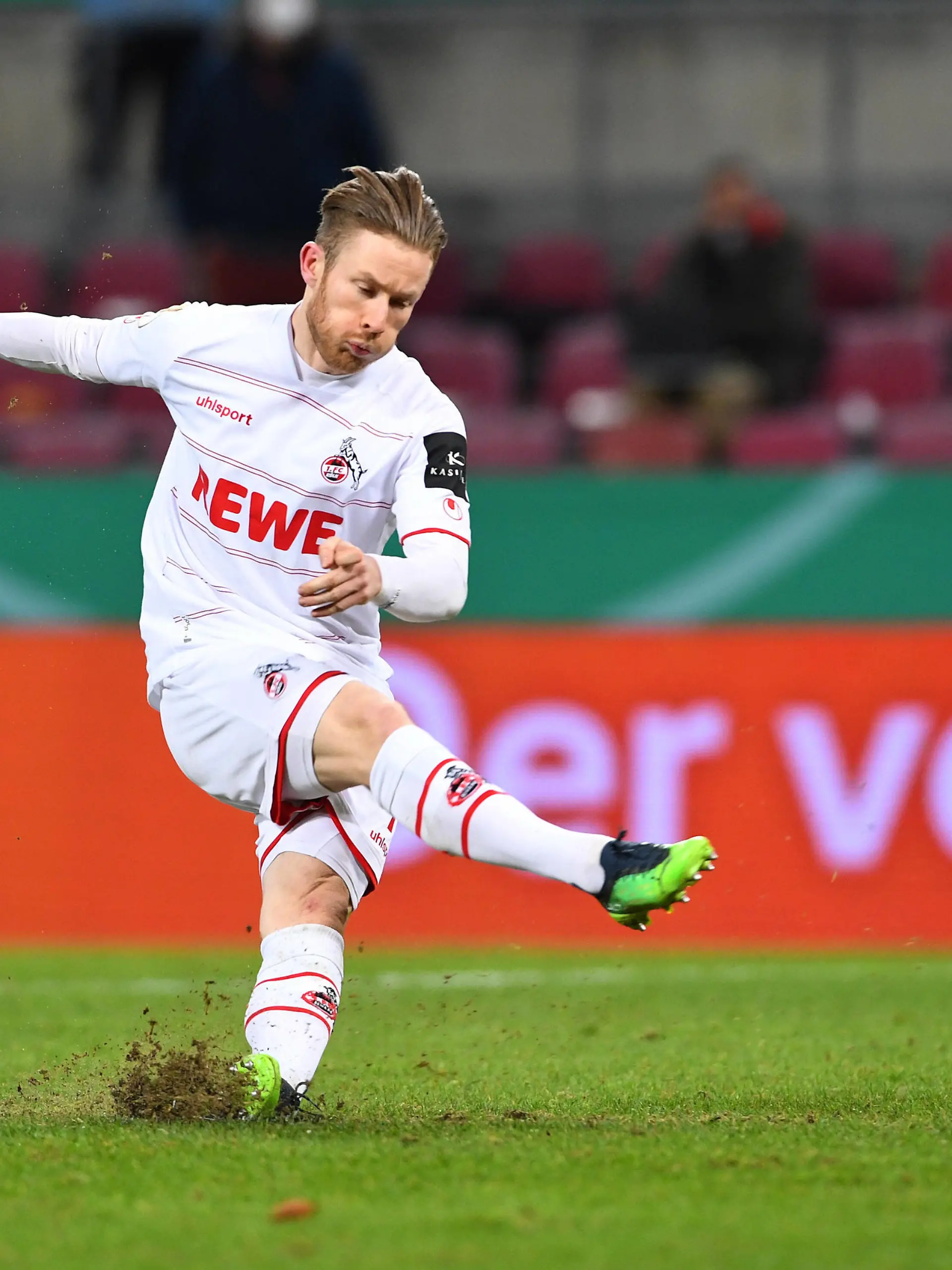  Fußball DFB-Pokal Achtelfinale 1. FC Köln - Hamburger SV am 18.01.2022 im RheinEnergieStadion in Köln Elfmeter / Elfmeterschießen Florian Kainz  Köln  DFB regulations prohibit any use of photographs as image sequences and/or quasi-video. xHDx