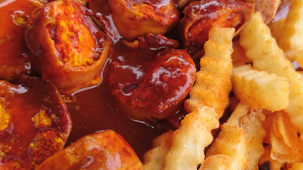 Currywurst mit Pommes Frites *** Curry sausage with french fries 1088812708