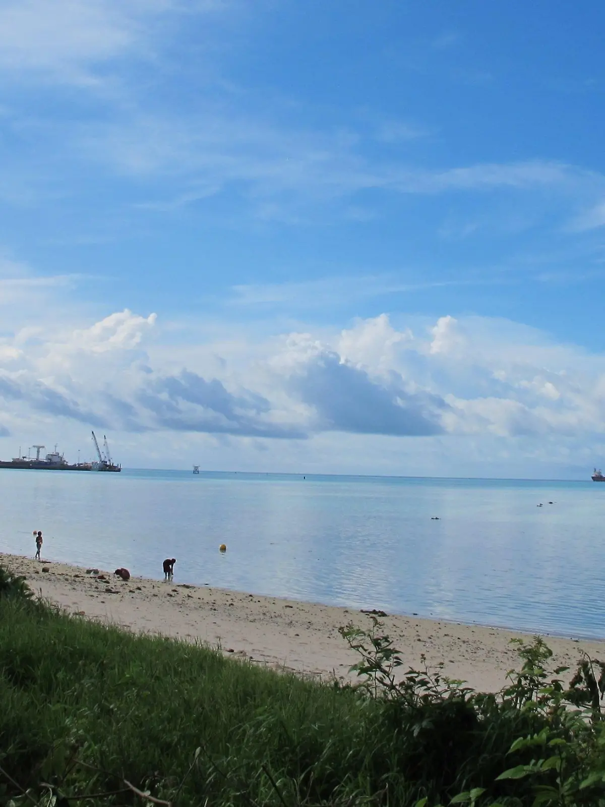 Ein Sandstrand auf der Insel Kiribati, aufgenommen am 25.07.2012. Hunderte Meter lange Sandstrände, Kokospalmen im Wind, keine Industrie, kaum Autos - auf den ersten Blick erfüllt der schmale Pazifikstaat Kiribati alle Klischees eines Südseeparadieses. Der Schein trügt aber. Die mit Fäkalien verseuchten Strände stinken, Abfall türmt sich überall, Autowracks liegen an der Straße. Foto: Christiane Oelrich/dpa (zu dpa-Reportage: "Kampf gegen Klimawandel: Kiribati auf verlorenem Posten" vom 16.11.2012)  +++(c) dpa - Bildfunk+++