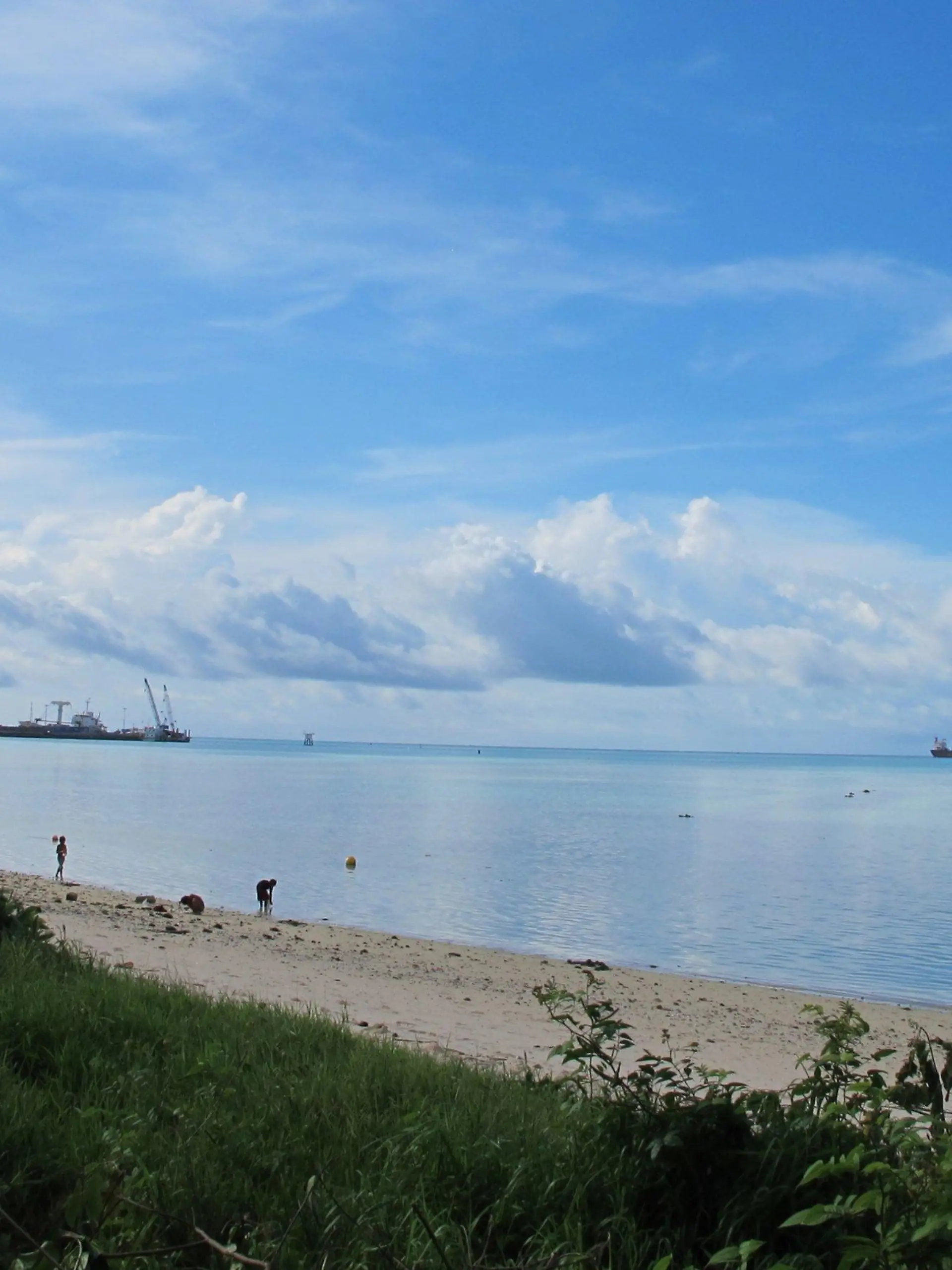 Ein Sandstrand auf der Insel Kiribati, aufgenommen am 25.07.2012. Hunderte Meter lange Sandstrände, Kokospalmen im Wind, keine Industrie, kaum Autos - auf den ersten Blick erfüllt der schmale Pazifikstaat Kiribati alle Klischees eines Südseeparadieses. Der Schein trügt aber. Die mit Fäkalien verseuchten Strände stinken, Abfall türmt sich überall, Autowracks liegen an der Straße. Foto: Christiane Oelrich/dpa (zu dpa-Reportage: "Kampf gegen Klimawandel: Kiribati auf verlorenem Posten" vom 16.11.2012)  +++(c) dpa - Bildfunk+++