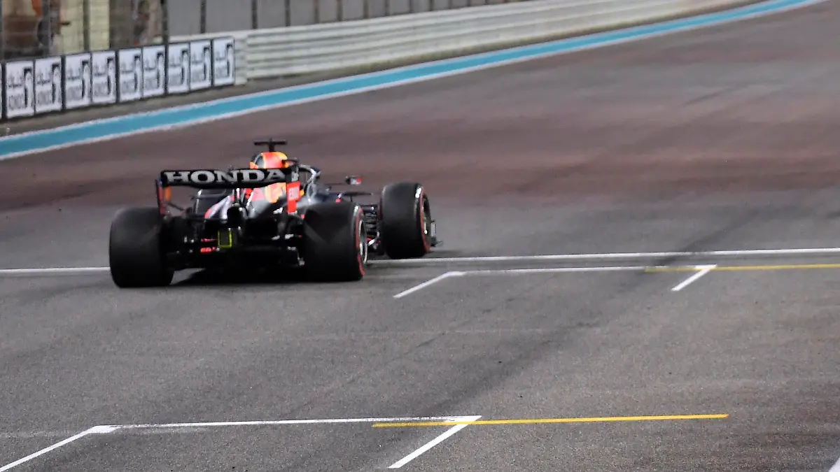 VERSTAPPEN Max F1 Team Red Bull Racing Sieger von Abu Dhabi 2021 und neuer F 1 Weltmeister F1 FIA Grand Prix von Abu Dhabi 2021 am 12.12.2021 in den VAE auf dem Yas Marina Circuit *** VERSTAPPEN Max F1 Team Red Bull Racing Abu Dhabi 2021 winner and new F 1 world champion F1 FIA Abu Dhabi 2021 Grand Prix on 12 12 2021 in the UAE at Yas Marina Circuit