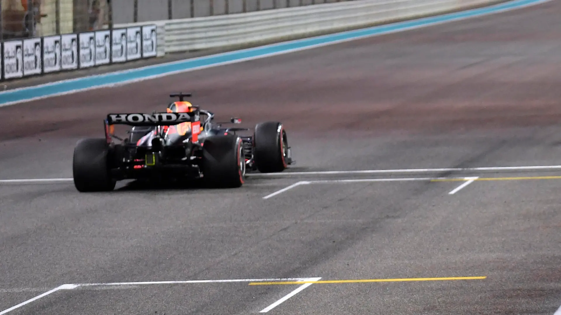 VERSTAPPEN Max F1 Team Red Bull Racing Sieger von Abu Dhabi 2021 und neuer F 1 Weltmeister F1 FIA Grand Prix von Abu Dhabi 2021 am 12.12.2021 in den VAE auf dem Yas Marina Circuit *** VERSTAPPEN Max F1 Team Red Bull Racing Abu Dhabi 2021 winner and new F 1 world champion F1 FIA Abu Dhabi 2021 Grand Prix on 12 12 2021 in the UAE at Yas Marina Circuit