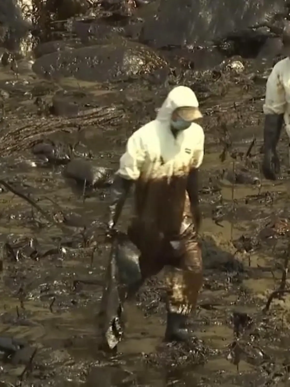 Eine Ölpest hat über 20 Strände in Peru verschmutzt: Der Vulkanausbruch vor Tonga könnte die mögliche Ursache gewesen sein, hohe Wellen sollen einen Tanker getroffen haben, der seine Ladung verlor. Mindestens 18 Quadratkilometer seien kontaminiert, so die Behörden.