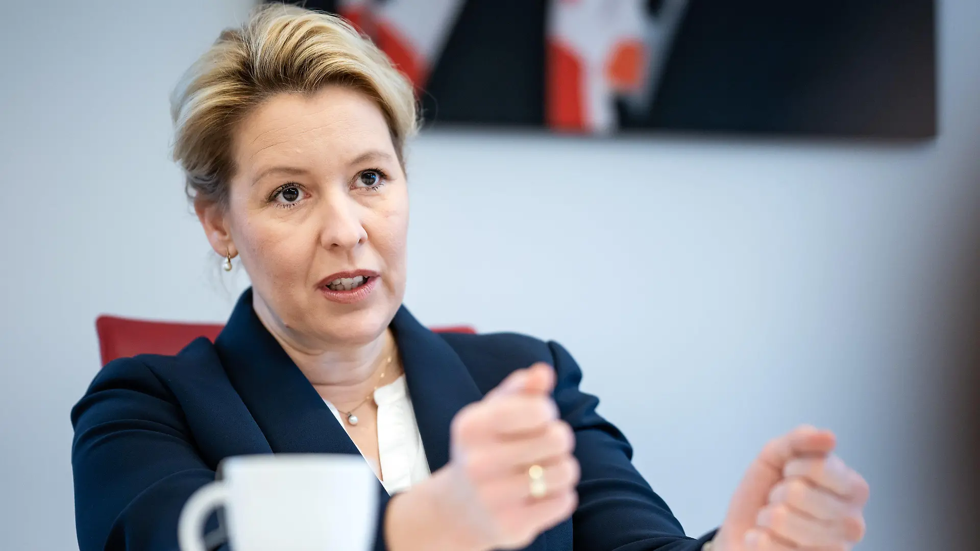 30.11.2021, Berlin: Franziska Giffey, Vorsitzende der Berliner SPD und designierte Regierende Bürgermeisterin von Berlin, äußert sich bei einem Interview mit der Deutschen Presse-Agentur dpa im Kurt-Schumacher-Haus, der Parteizentrale der Berliner SPD. Foto: Bernd von Jutrczenka/dpa +++ dpa-Bildfunk +++