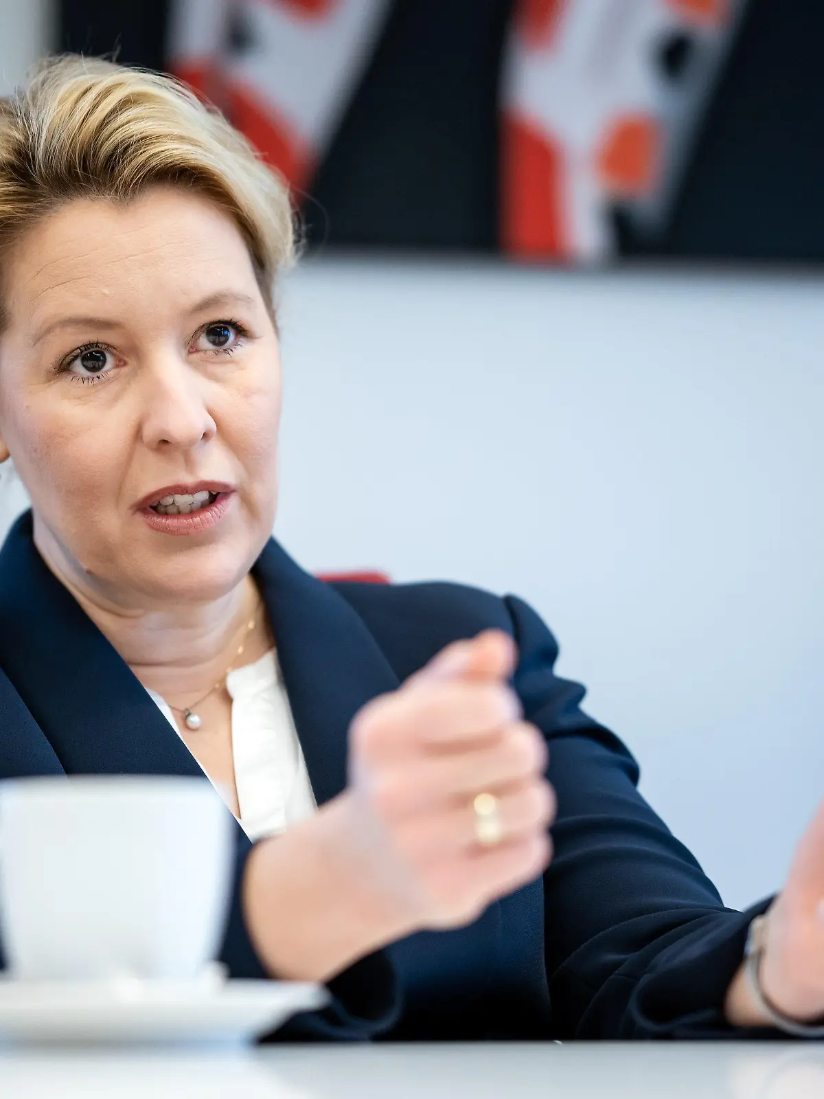 30.11.2021, Berlin: Franziska Giffey, Vorsitzende der Berliner SPD und designierte Regierende Bürgermeisterin von Berlin, äußert sich bei einem Interview mit der Deutschen Presse-Agentur dpa im Kurt-Schumacher-Haus, der Parteizentrale der Berliner SPD. Foto: Bernd von Jutrczenka/dpa +++ dpa-Bildfunk +++