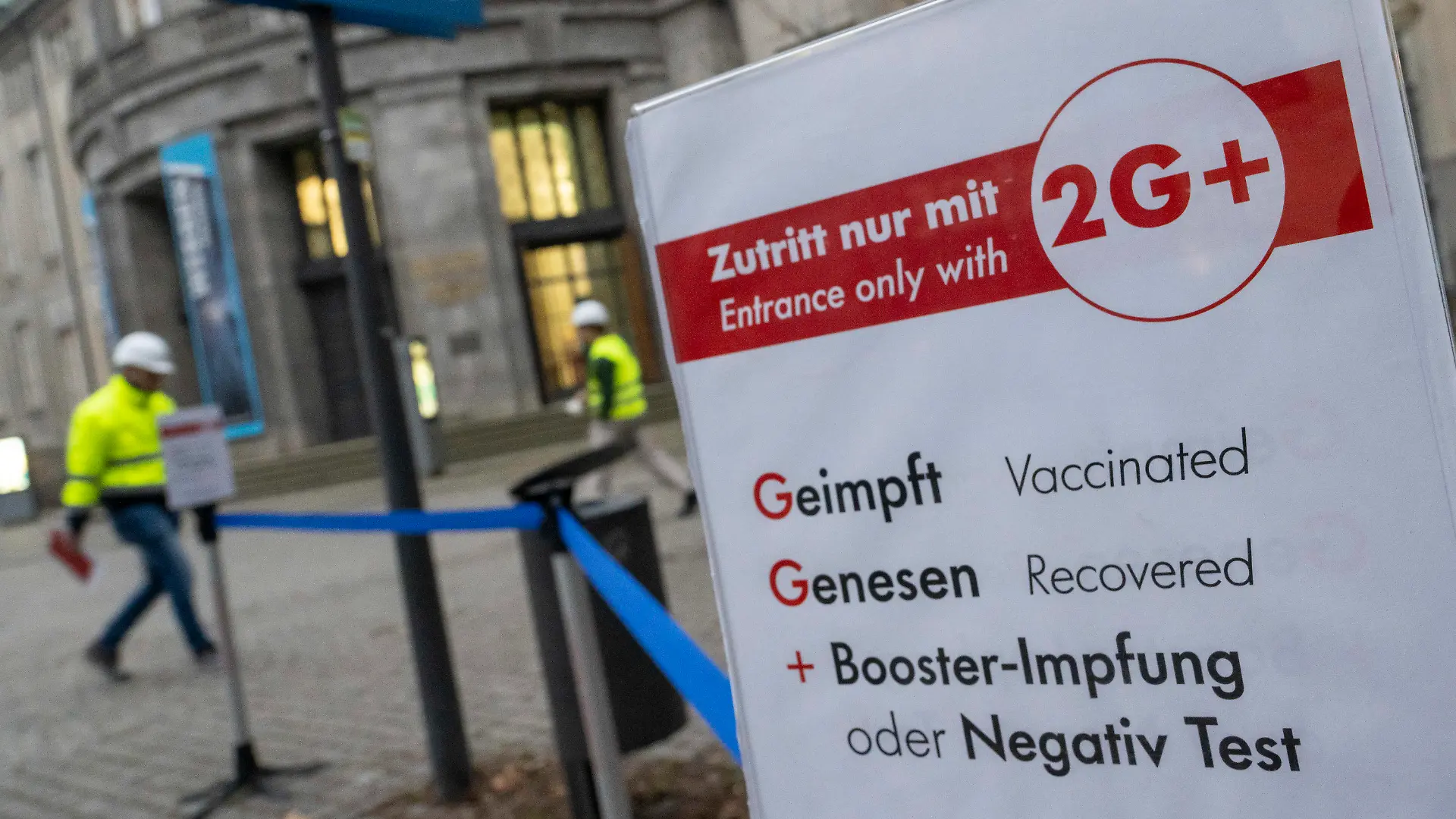 12.01.2022, Bayern, München: Ein Schild mit der Aufschrift ·Zutritt nur mit 2G plus - Geimpft, Genesen und Booster-Impfung oder Negativ Test· steht vor dem Eingang des Deutschen Museums in der Innenstadt. Foto: Peter Kneffel/dpa +++ dpa-Bildfunk +++