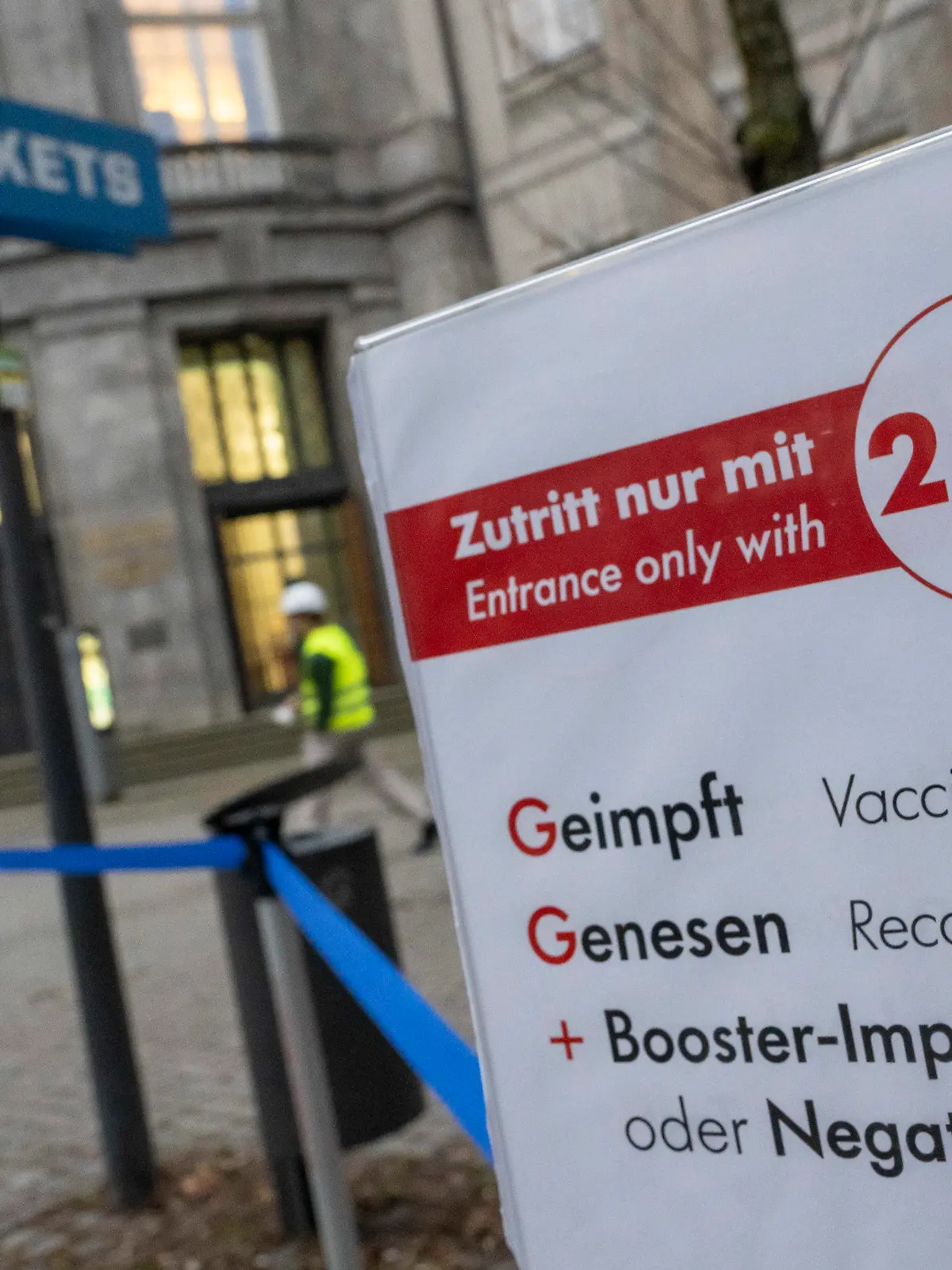 12.01.2022, Bayern, München: Ein Schild mit der Aufschrift ·Zutritt nur mit 2G plus - Geimpft, Genesen und Booster-Impfung oder Negativ Test· steht vor dem Eingang des Deutschen Museums in der Innenstadt. Foto: Peter Kneffel/dpa +++ dpa-Bildfunk +++