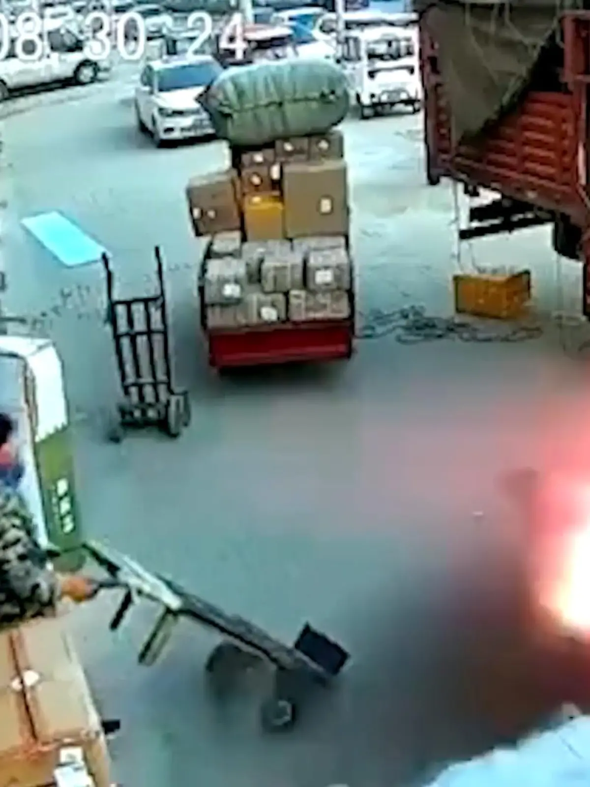Das hätte auch schlimmer ausgehen können: In China fällt beim Verladen eine Kiste mit Feuerwerk vom Laster. Wie durch ein Wunder wird niemand ernsthaft verletzt - die dramatische Szene zeigen wir im Video.