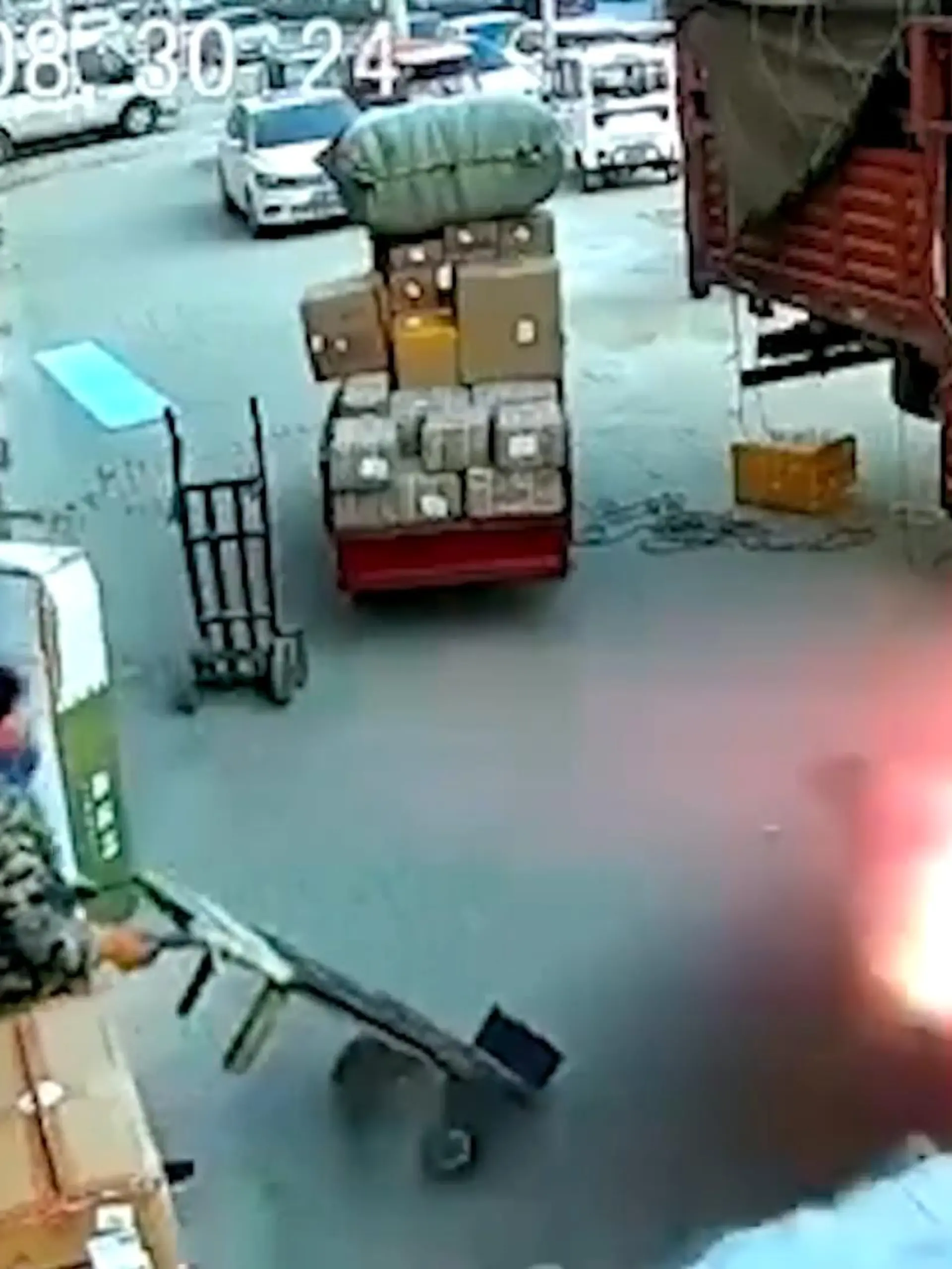 Das hätte auch schlimmer ausgehen können: In China fällt beim Verladen eine Kiste mit Feuerwerk vom Laster. Wie durch ein Wunder wird niemand ernsthaft verletzt - die dramatische Szene zeigen wir im Video.