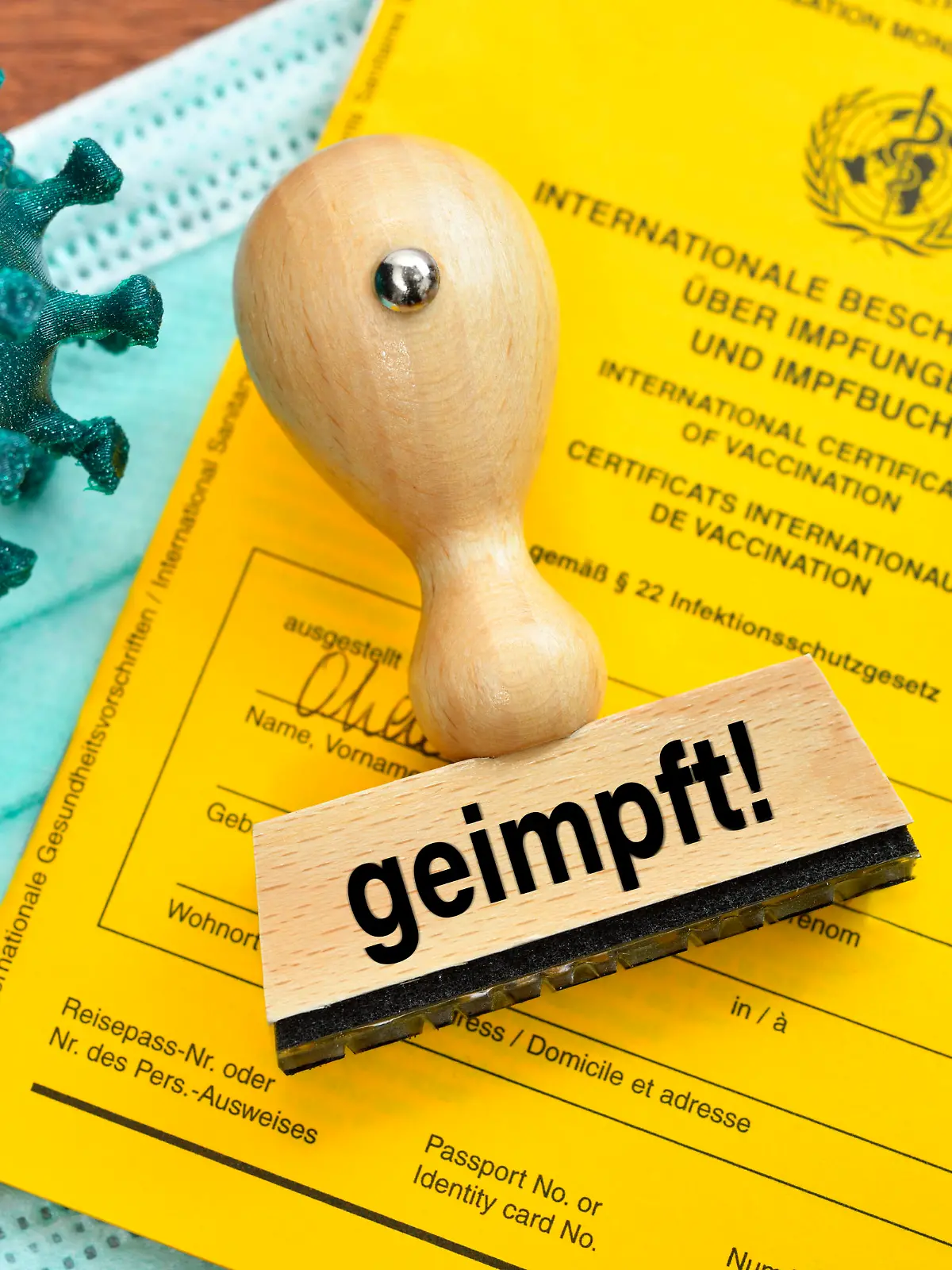  FOTOMONTAGE, Impfpass, Coronavirus-Modell, Impfspritze und Stempel mit der Aufschrift geimpft *** PHOTOMONTAGE, vaccination certificate, coronavirus model, vaccination syringe and stamp with the inscription vaccinated