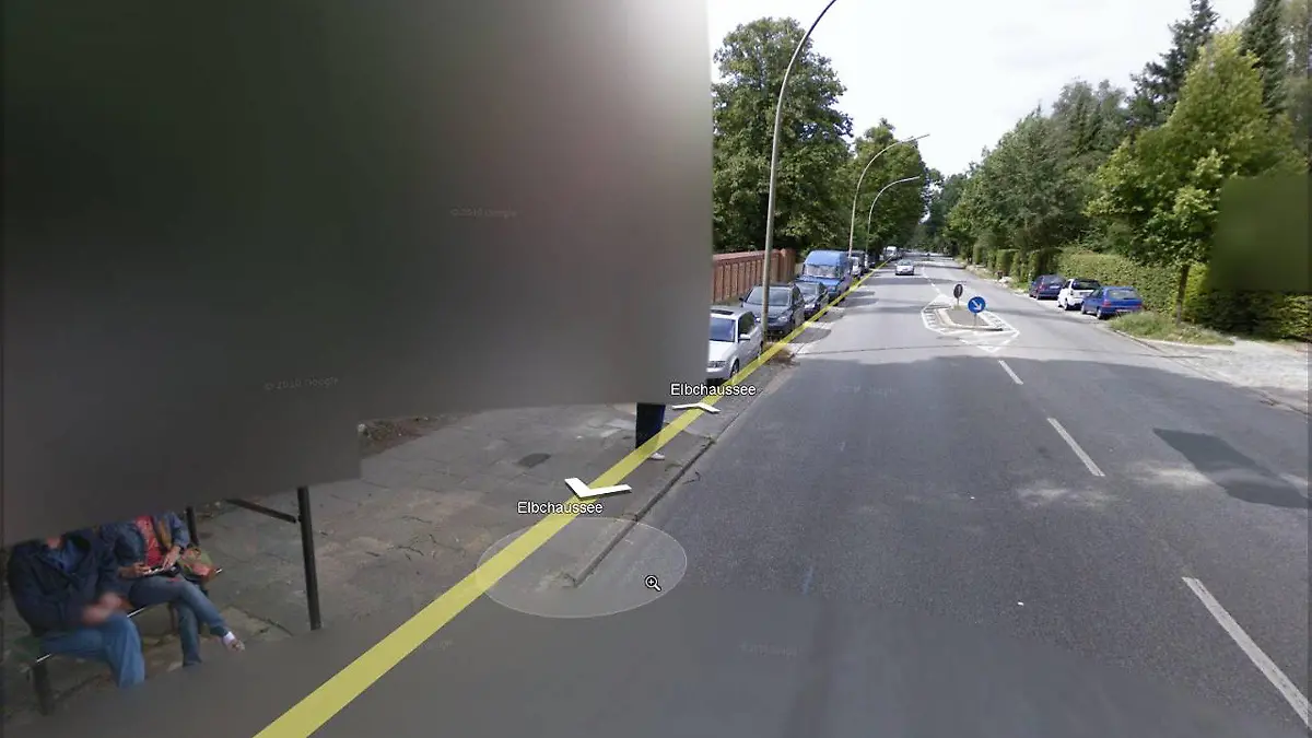 Der Screenshot aus Google Street View vom Donnerstag (18.11.2010) zeigt unkenntlich gemachte Bereiche in Hamburg auf der Elbchaussee. Googles umstrittener Online-Straßenatlas Street View ist in Deutschland gestartet. In der Nacht zu Donnerstag schaltete der Internet-Konzern die Panorama-Ansichten für zahlreiche Straßen in 20 großen Städten wie Berlin, Hamburg, Frankfurt oder München frei. Foto: Google Street View dpa (Achtung: Verwendung nur zu redaktionellen Zwecken - zu dpa 0084) +++(c) dpa - Bildfunk+++