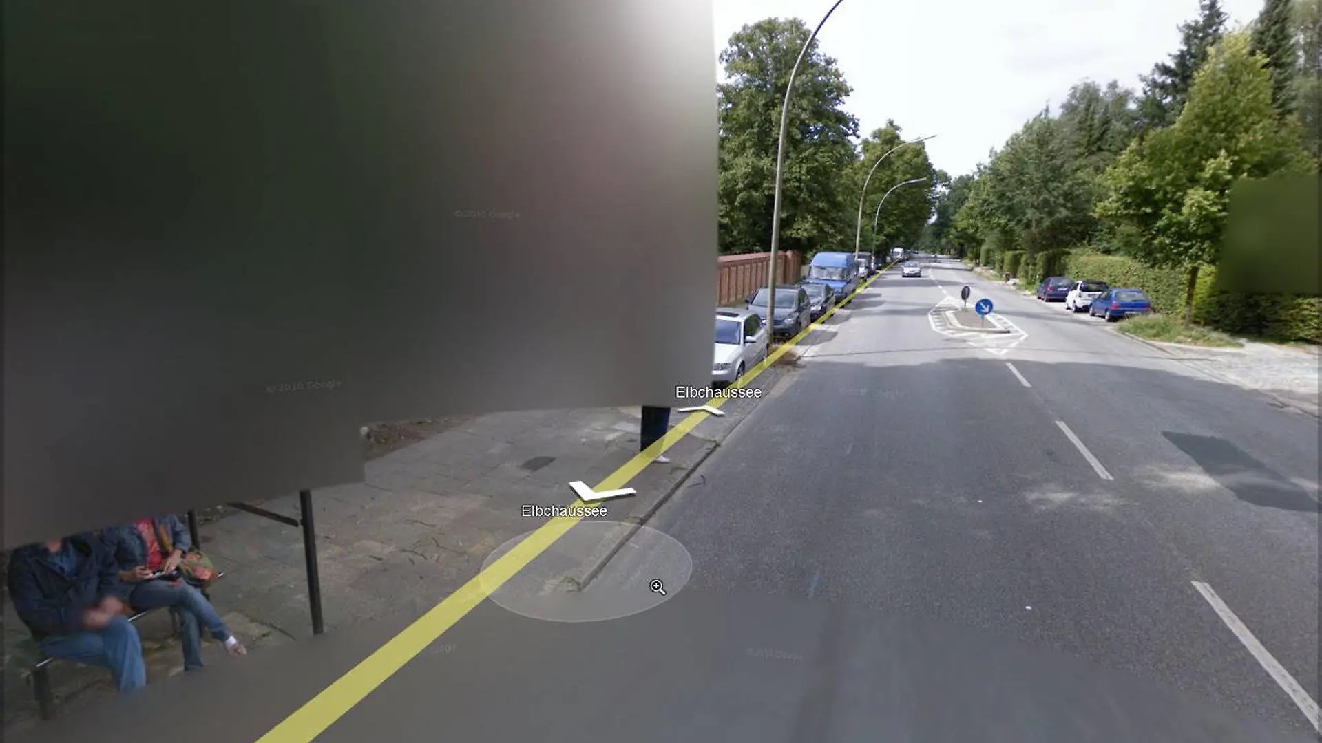 Der Screenshot aus Google Street View vom Donnerstag (18.11.2010) zeigt unkenntlich gemachte Bereiche in Hamburg auf der Elbchaussee. Googles umstrittener Online-Straßenatlas Street View ist in Deutschland gestartet. In der Nacht zu Donnerstag schaltete der Internet-Konzern die Panorama-Ansichten für zahlreiche Straßen in 20 großen Städten wie Berlin, Hamburg, Frankfurt oder München frei. Foto: Google Street View dpa (Achtung: Verwendung nur zu redaktionellen Zwecken - zu dpa 0084) +++(c) dpa - Bildfunk+++