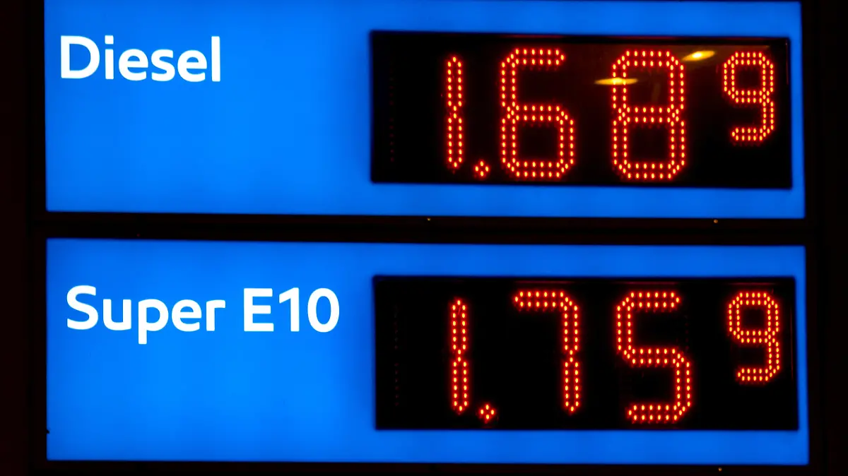 Hohe Kraftstoffpreise für Diesel und Super-Benzin stehen auf der Anzeigetafel einer Tankstelle.