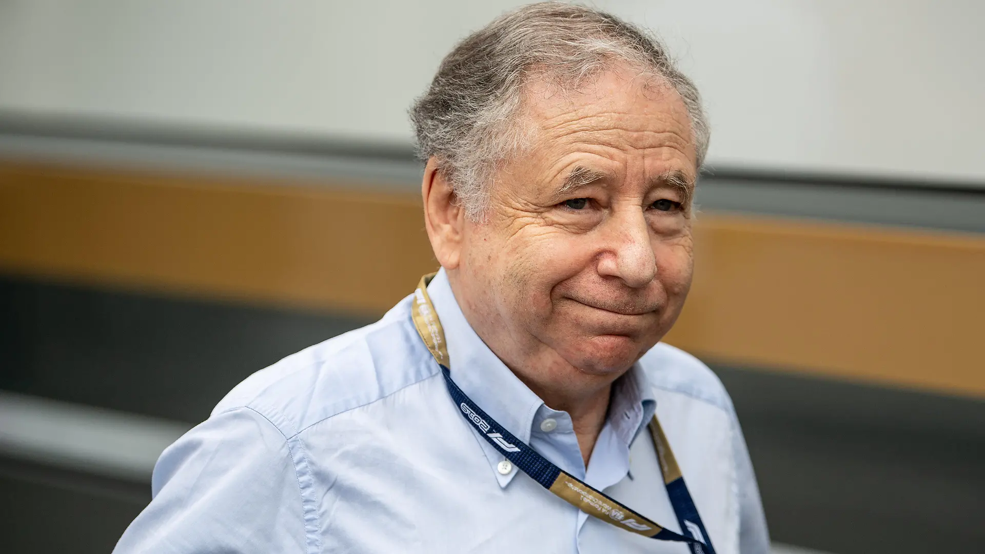 ARCHIV - 28.07.2019, Baden-Württemberg, Hockenheim: Motorsport: Formel-1-Weltmeisterschaft, Grand Prix von Deutschland. Jean Todt, Präsident des Welt-Automobilverbands FIA, kommt vor dem Rennen ins Fahrerlager. (zu dpa: «Weltverbandschef Todt verteidigt späte Formel-1-Absage von Australien») Foto: Fabian Sommer/dpa Fabian Sommer/dpa +++ dpa-Bildfunk +++