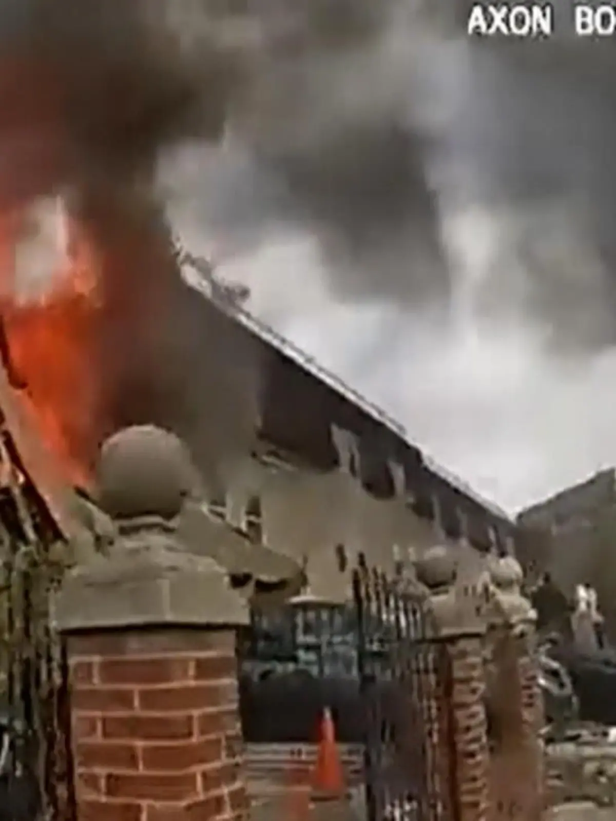 Dramatische Rettung im New Yorker Stadtteil Bronx: Hier war durch eine mutmaßliche Gasexplosion ein Haus in Brand geraten, ein Teil des Gebäudes sogar eingestürzt. Starker Rauch quoll aus den Fenstern und den angrenzenden Grundstücken. Das Video der Body-Cam eines Beamten zeigt eine Frau, die auf der Straße vor dem Inferno steht und brüllt: „Jemand ist da drin“.