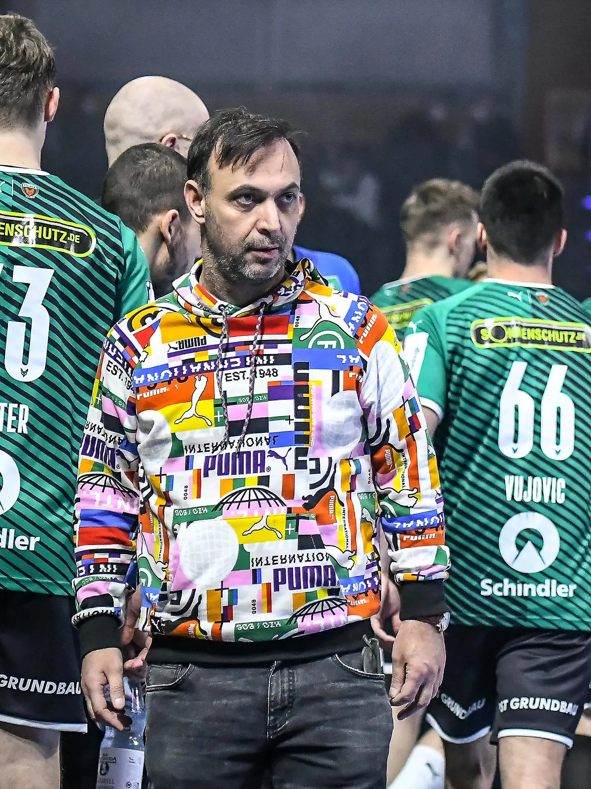  23.12.2021, xlakx, Handball Bundesliga, Fuechse Berlin - HBW Balingen-Weilstetten emspor, v.l. Max Beneke Fuechse Berlin No.33,Bob Hanning Fuechse Berlin Geschaeftsfuehrer,Milos Vujovic Fuechse Berlin No.66,Johan Koch Fuechse Berlin No.77,Paul Drux Fuechse Berlin No.95 Berlin *** 23 12 2021, xlakx, Handball Bundesliga, Fuechse Berlin HBW Balingen Weilstetten emspor, v l Max Beneke Fuechse Berlin No 33 ,Bob Hanning Fuechse Berlin Geschaeftsfuehrer ,Milos Vujovic Fuechse Berlin No 66 ,Johan Koch Fuechse Berlin No 77 ,Paul Drux Fuechse Berlin No 95 Berlin