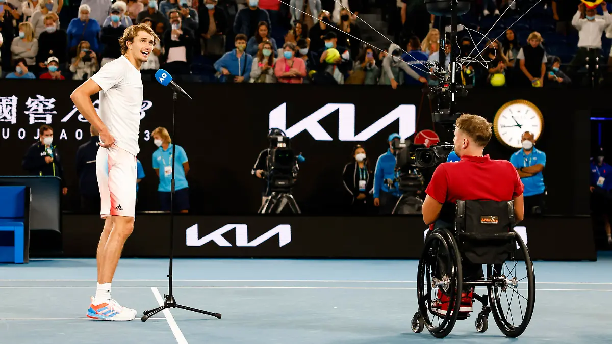 19.01.2022, Australien, Melbourne: Tennis: Grand Slam - Australian Open, Einzel, Herren, 2. Runde: Zverev (Deutschland) - Milman (Australien). Alexander Zverev (l) spricht während eines Interviews mit Dylan Alcott. Foto: Frank Molter/dpa +++ dpa-Bildfunk +++