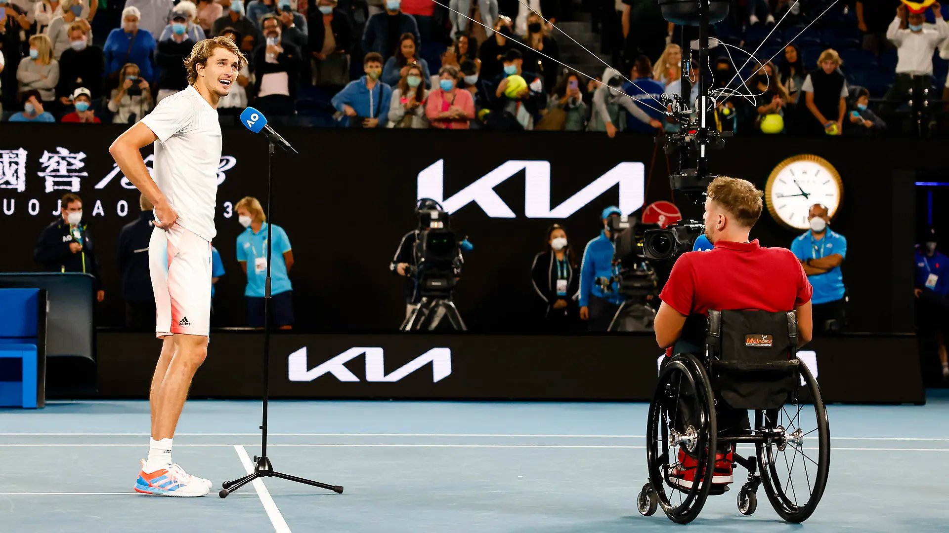 19.01.2022, Australien, Melbourne: Tennis: Grand Slam - Australian Open, Einzel, Herren, 2. Runde: Zverev (Deutschland) - Milman (Australien). Alexander Zverev (l) spricht während eines Interviews mit Dylan Alcott. Foto: Frank Molter/dpa +++ dpa-Bildfunk +++