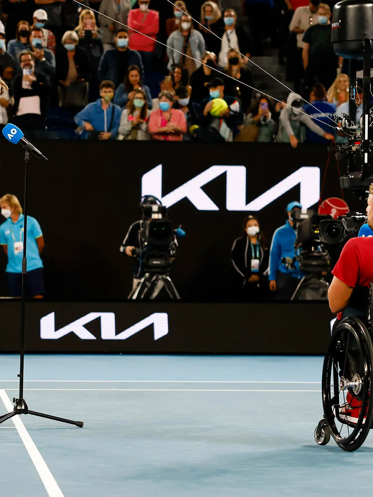 19.01.2022, Australien, Melbourne: Tennis: Grand Slam - Australian Open, Einzel, Herren, 2. Runde: Zverev (Deutschland) - Milman (Australien). Alexander Zverev (l) spricht während eines Interviews mit Dylan Alcott. Foto: Frank Molter/dpa +++ dpa-Bildfunk +++