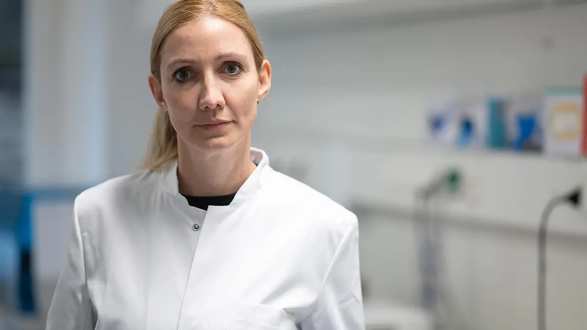 Sandra Ciesek, Direktorin des Instituts für Medizinische Virologie am Universitätsklinikum Frankfurt sowie Professorin für Medizinische Virologie an der Goethe-Universität, blickt in die Kamera. Die Frankfurter Virologin blickt mit gemischten Gefühlen auf das Jahr 2021 zurück - und sorgt sich um die Motivation, 2022 die Pandemie weiter zu bekämpfen. (Zu dpa «Ciesek sorgt sich um Motivation in der Pandemie-Bekämpfung»)