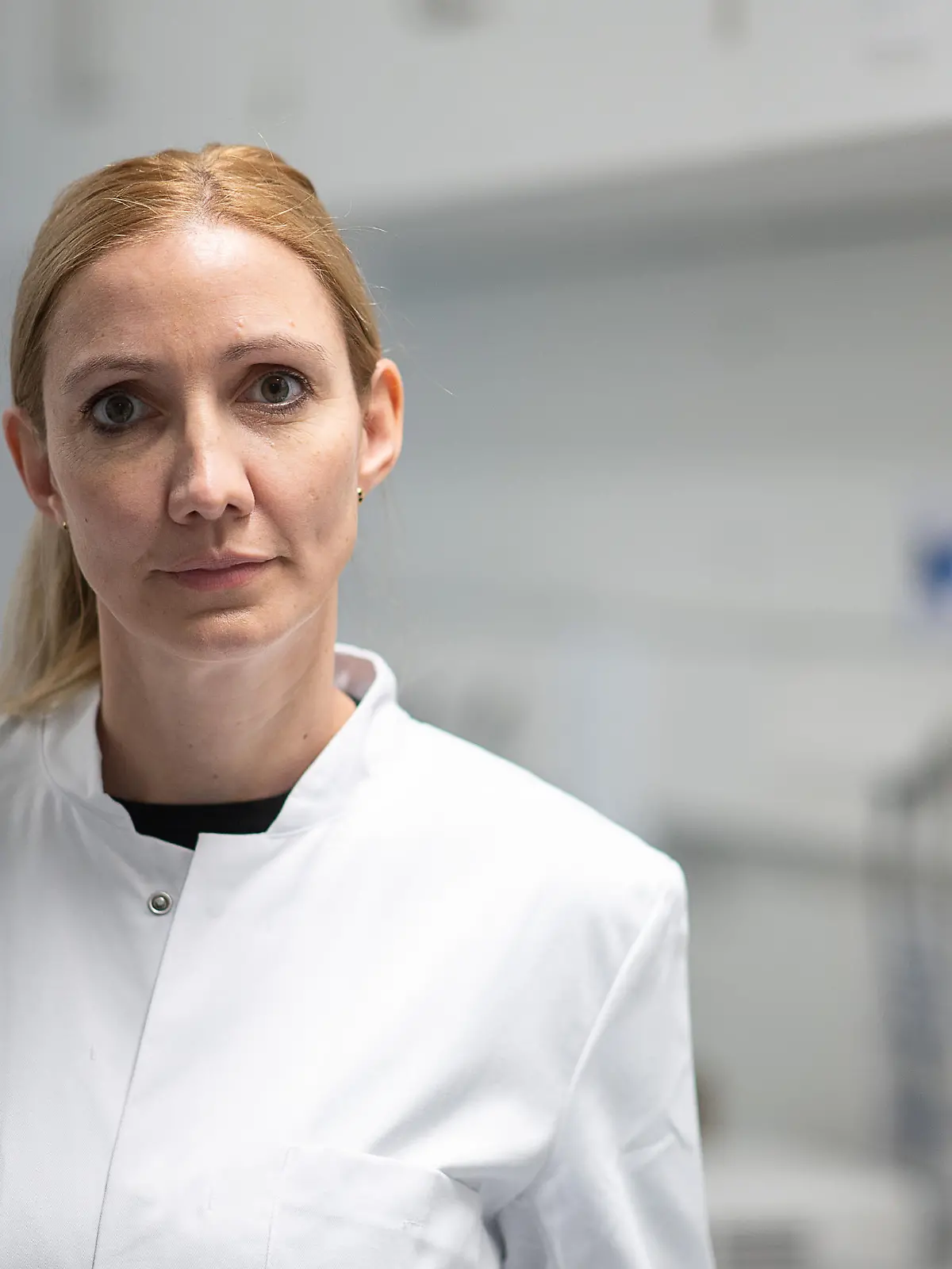 Sandra Ciesek, Direktorin des Instituts für Medizinische Virologie am Universitätsklinikum Frankfurt sowie Professorin für Medizinische Virologie an der Goethe-Universität, blickt in die Kamera. Die Frankfurter Virologin blickt mit gemischten Gefühlen auf das Jahr 2021 zurück - und sorgt sich um die Motivation, 2022 die Pandemie weiter zu bekämpfen. (Zu dpa «Ciesek sorgt sich um Motivation in der Pandemie-Bekämpfung»)