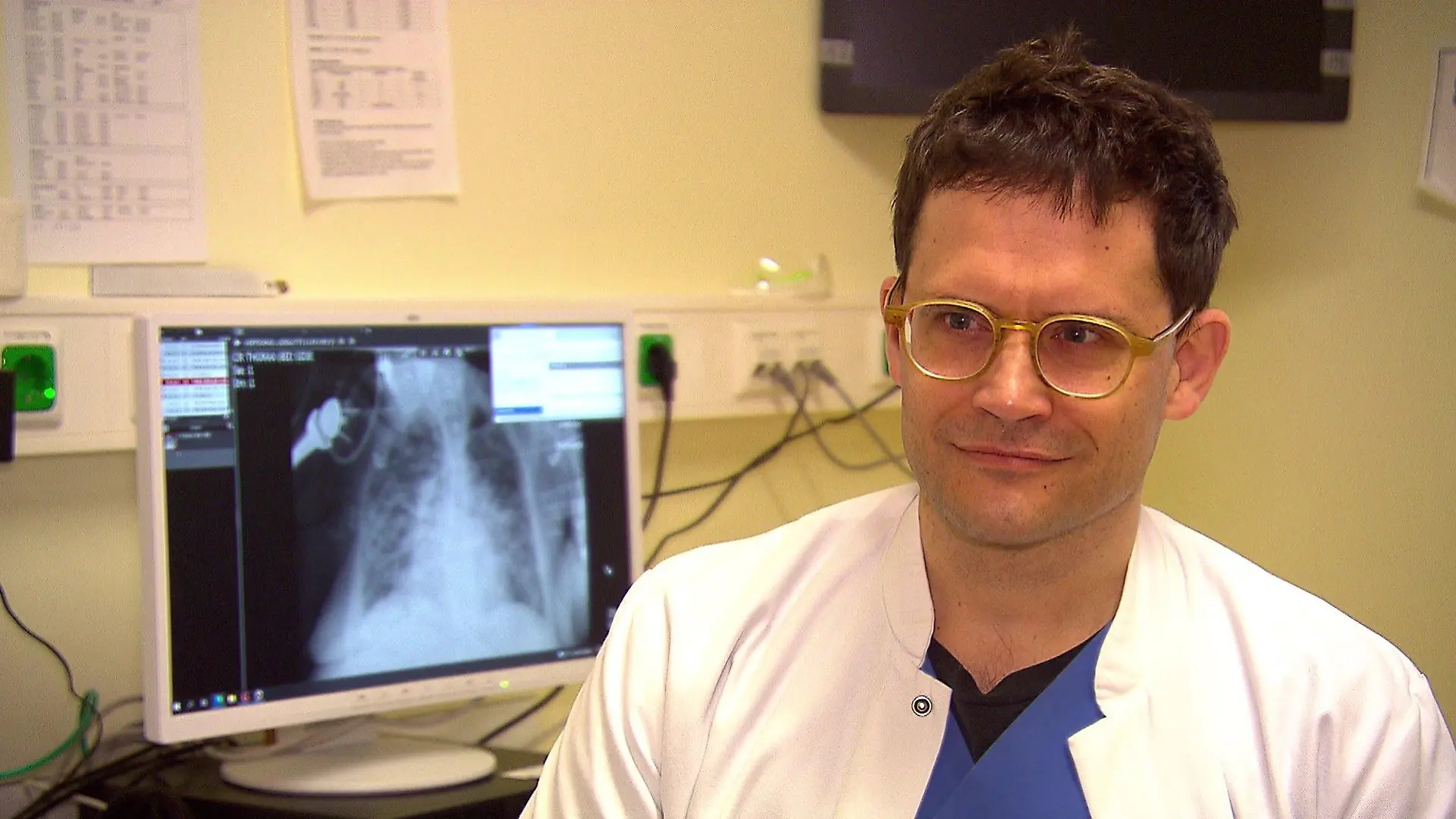 Dr. Philipp Enghard ist Intensivmediziner und Facharzt für Innere Medizin und Nephrologie.  (Foto: RTL)