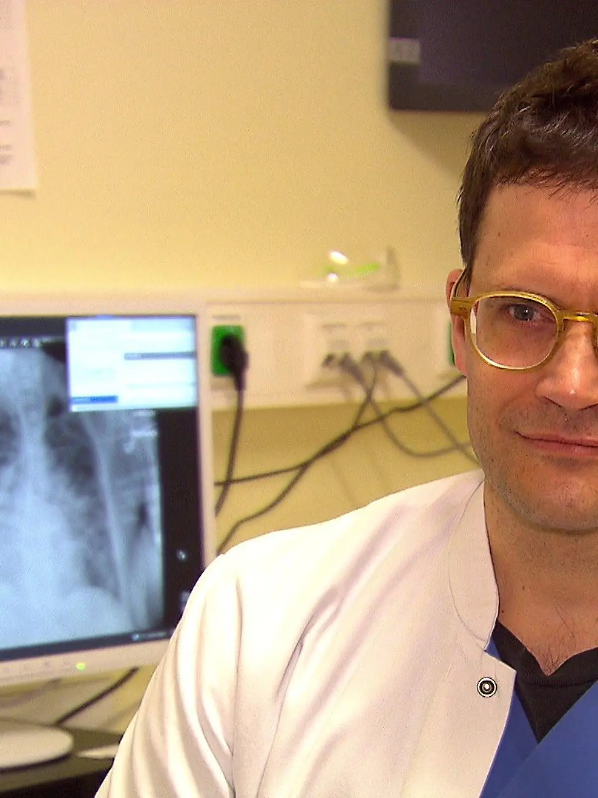 Dr. Philipp Enghard ist Intensivmediziner und Facharzt für Innere Medizin und Nephrologie.  (Foto: RTL)