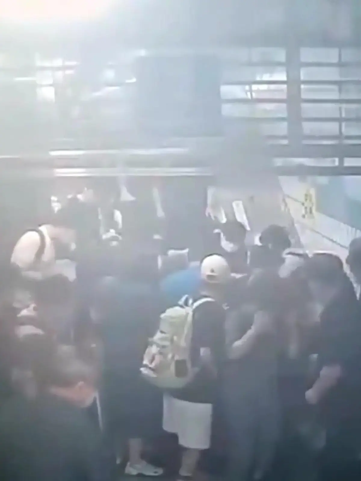 Eine alltägliche Situation kann schnell gefährlich werden – vor allem dann, wenn die Technik verrückt spielt. In einer U-Bahn-Station im südkoreanischen Bundang wechselt eine vollbeladene Rolltreppe plötzlich die Richtung.