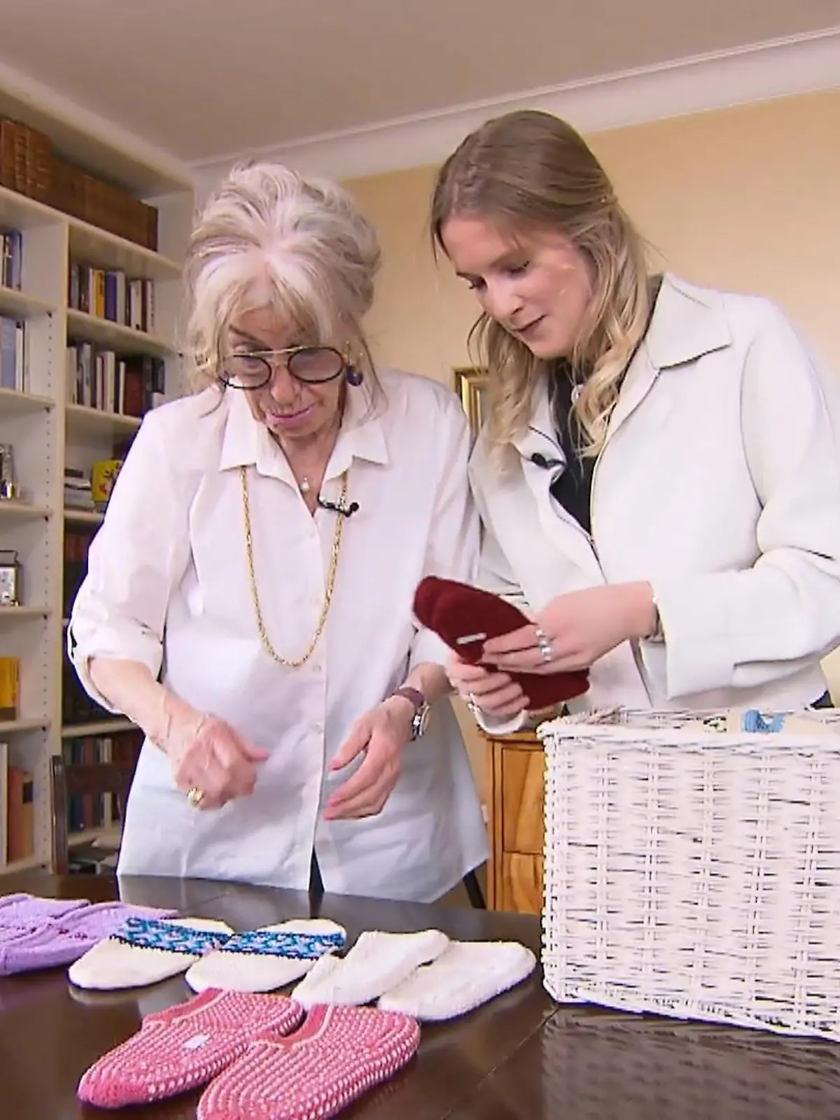 Vor zwei Jahren standen Luisa Hartung und ihre Oma Angola noch ganz am Anfang eines spannenden Projekts: die beiden gründeten einen Modeblog, mit dem Titel „Style is Ageless“.In dem Blog geht es darum, das auch ältere Frauen sich stylisch kleiden können und Jung und Alt einiges voneinander lernen können. Nun haben Luisa und ihre Oma ein neues Projekt in Angriff genommen: einen eigenen Onlineshop.