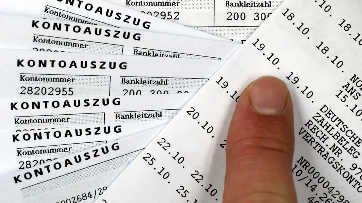 Ein Finger zeigt auf einen Kontoauszug, aufgenommen am 16.02.2005 in Schwerin (Illustration zum Thema "Gläserne Konten"). Von April 2005 an können Steuerfahnder Konten vermeintlicher Steuersünder einsehen. Finanzämter, die Arbeitsagentur oder Sozialämter haben Zugriff auf Daten sämtlicher Konten und Depots bei deutschen Banken und Sparkassen. Nach Auslaufen des Amnestieangebots an Steuerflüchtlinge Ende März soll einen Tag später das «Gesetz zur Förderung der Steuerehrlichkeit» in Kraft treten. Foto: Jens Büttner/lmv +++(c) dpa - Report+++