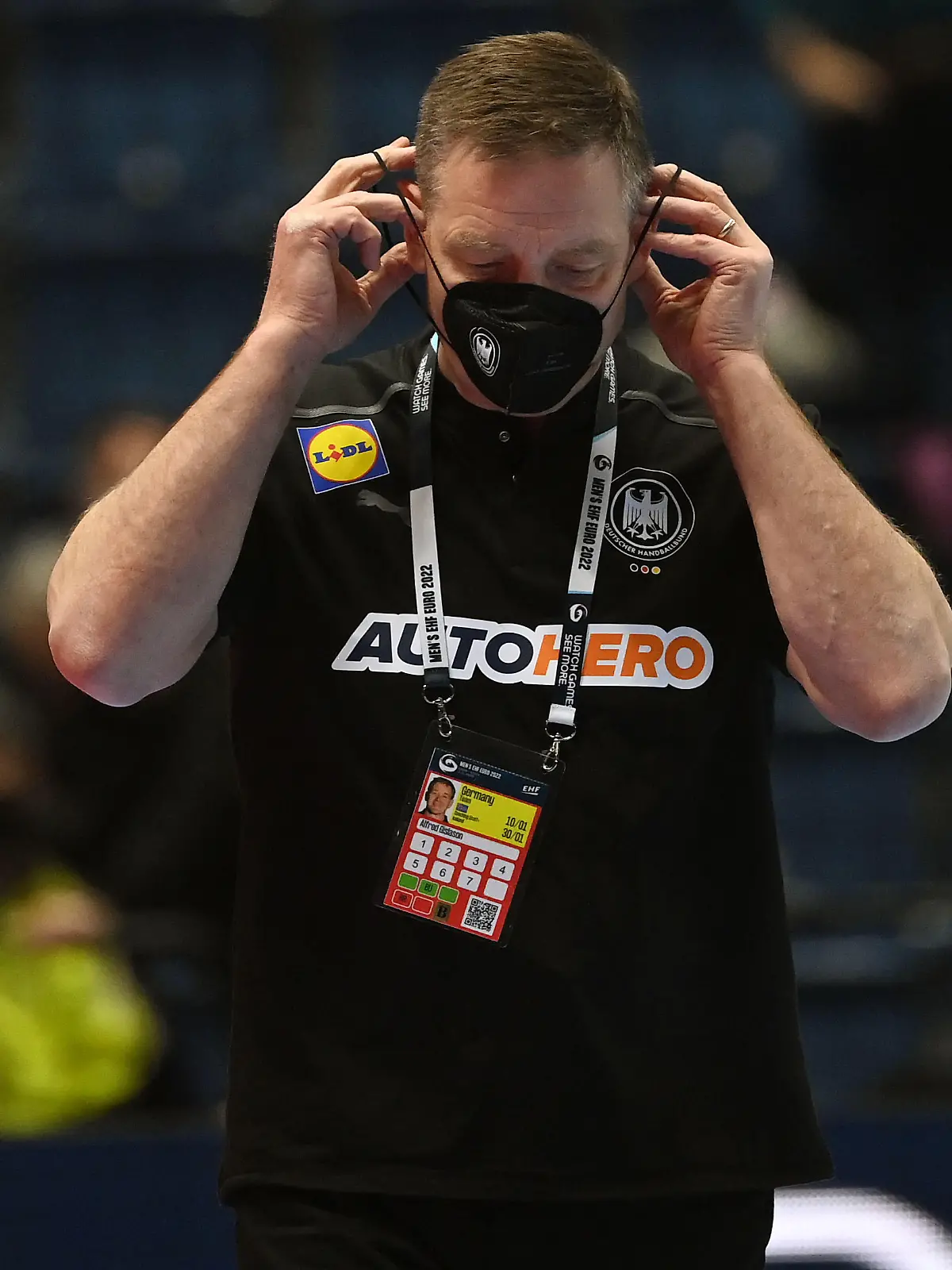 Handball, Europameisterschaft, Vorrunde, Gruppe D, 3. Spieltag, Polen - Deutschland: Deutschlands Trainer Alfred Gislason geht über das Spielfeld.