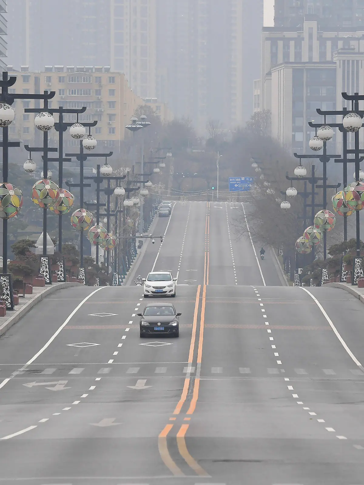 ARCHIV - 23.12.2021, China, Xi'an: Auf diesem von der chinesischen Nachrichtenagentur Xinhua veröffentlichten Foto fahren Autos auf einer fast leeren Straße in Xi'an in der nordwestchinesischen Provinz Shaanxi. In Kürze beginnen in China die Olympischen Spiele. Tausende Menschen kommen dann in das bislang weitgehend abgeschottete Land. Gleichzeitig droht besondere Gefahr durch Omikron. Geht die rigide Corona-Strategie Chinas auch künftig noch auf? (zu dpa «Omikron und China: Was bedeutet die Variante für das Reich der Mitte?») Foto: Shao Rui/Xinhua/AP/dpa +++ dpa-Bildfunk +++