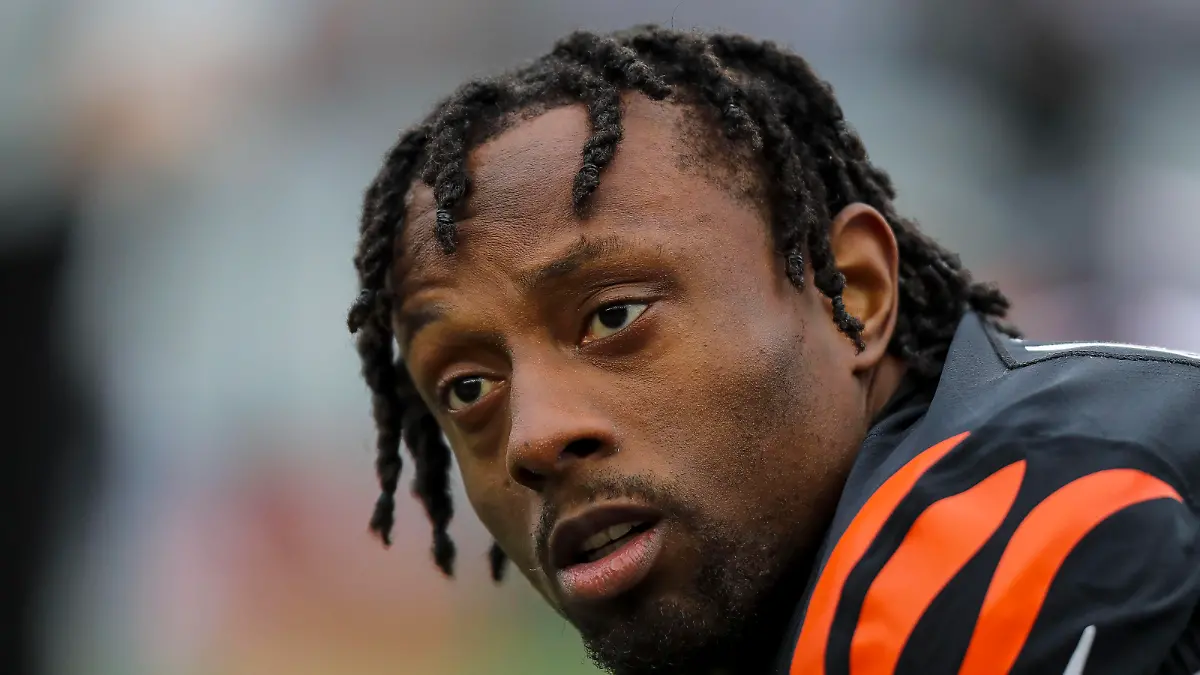 NFL, American Football Herren, USA Cleveland Browns at Cincinnati Bengals Dec 11, 2022 Cincinnati, Ohio, USA Cincinnati Bengals cornerback Eli Apple 20 stretches during warmups prior to the game against the Cleveland Browns at Paycor Stadium. Cincinnati Paycor Stadium Ohio USA, EDITORIAL USE ONLY PUBLICATIONxINxGERxSUIxAUTxONLY Copyright: xKatiexStratmanx 20221211_lbm_gt1_046