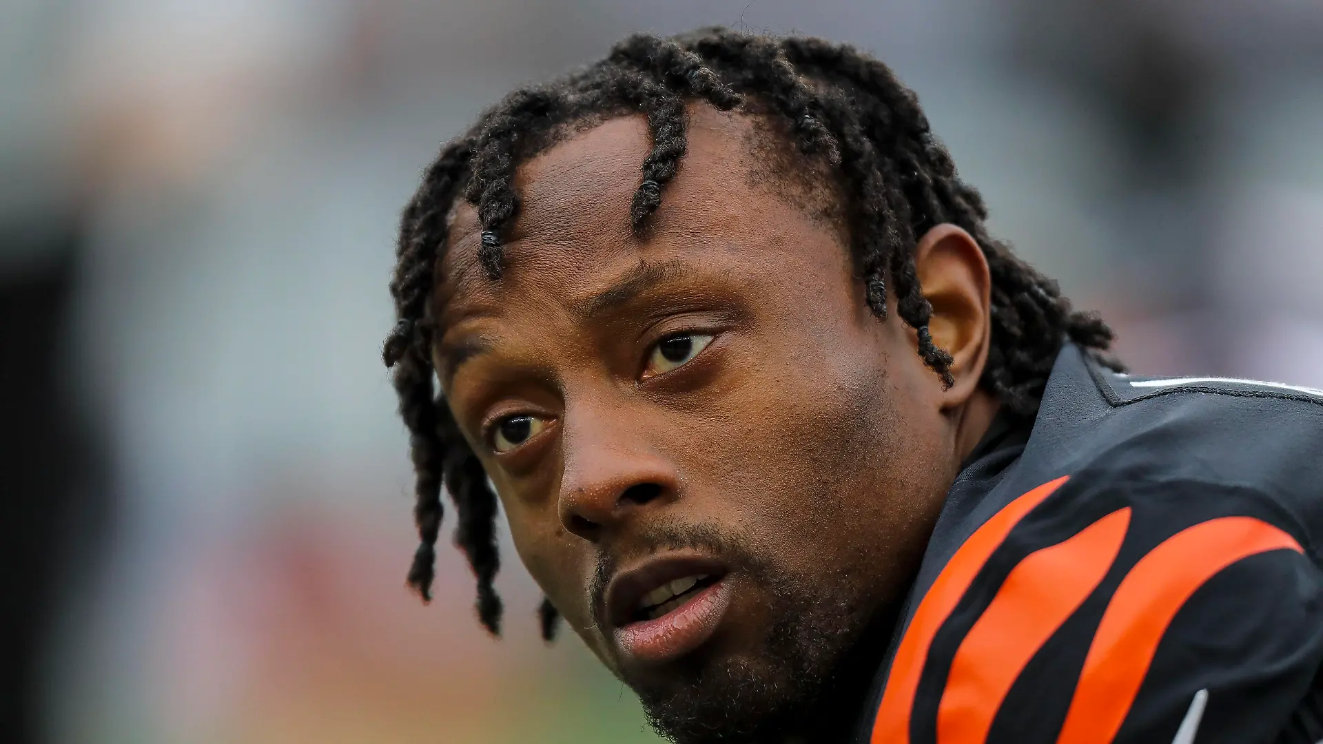 NFL, American Football Herren, USA Cleveland Browns at Cincinnati Bengals Dec 11, 2022 Cincinnati, Ohio, USA Cincinnati Bengals cornerback Eli Apple 20 stretches during warmups prior to the game against the Cleveland Browns at Paycor Stadium. Cincinnati Paycor Stadium Ohio USA, EDITORIAL USE ONLY PUBLICATIONxINxGERxSUIxAUTxONLY Copyright: xKatiexStratmanx 20221211_lbm_gt1_046
