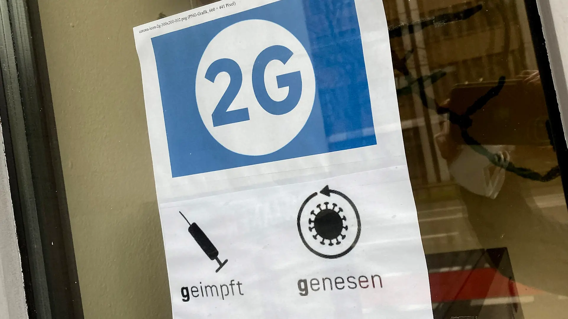 Themenbild Bundesweite 2G Regel. Ein Schild am Eingang eines Geschaeftes weist auf die 2G Regel hin.Einlass nur mit 2G Nachweis,Impfnachweis und Ausweisdokument bereithalten, Eintritt nur fuer geimpfte oder genesene Kunden,Personen,