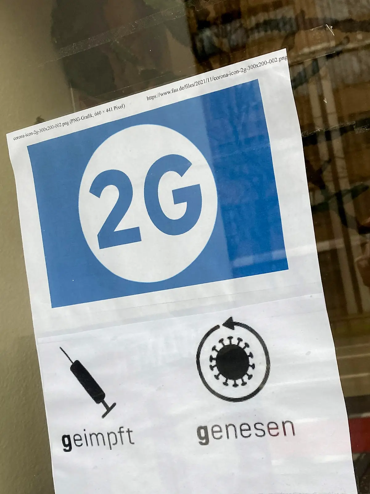 Themenbild Bundesweite 2G Regel. Ein Schild am Eingang eines Geschaeftes weist auf die 2G Regel hin.Einlass nur mit 2G Nachweis,Impfnachweis und Ausweisdokument bereithalten, Eintritt nur fuer geimpfte oder genesene Kunden,Personen,