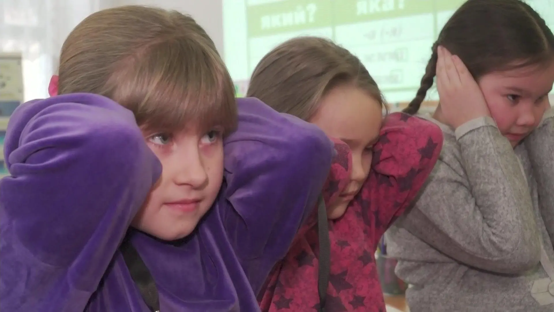 Schulkinder üben, wie sie sich bei einem Raketenangriff verhalten müssen