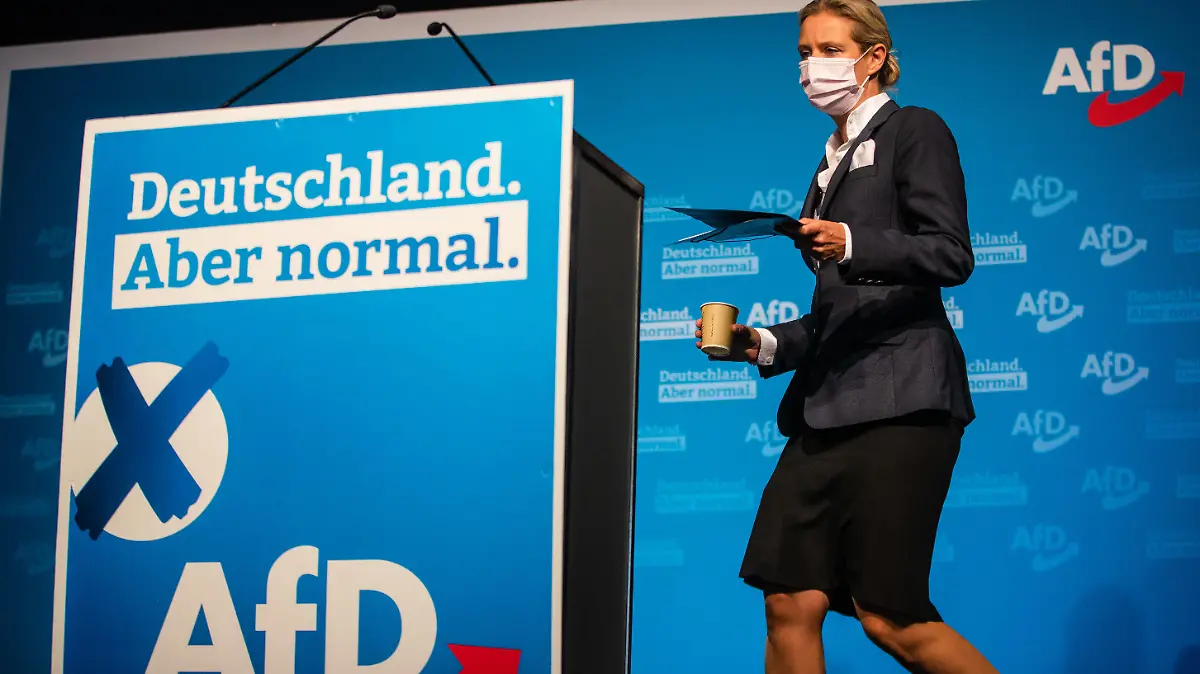 11.09.2021, Baden-Württemberg, Stuttgart: Alice Weidel, Landesvorsitzende der AfD Baden-Württemberg und Spitzenkandidatin für die Bundestagswahl 2021, geht beim Landesparteitag der AfD Baden-Württemberg in einer Halle der Messe zum Rednerpult. Foto: Christoph Schmidt/dpa +++ dpa-Bildfunk +++