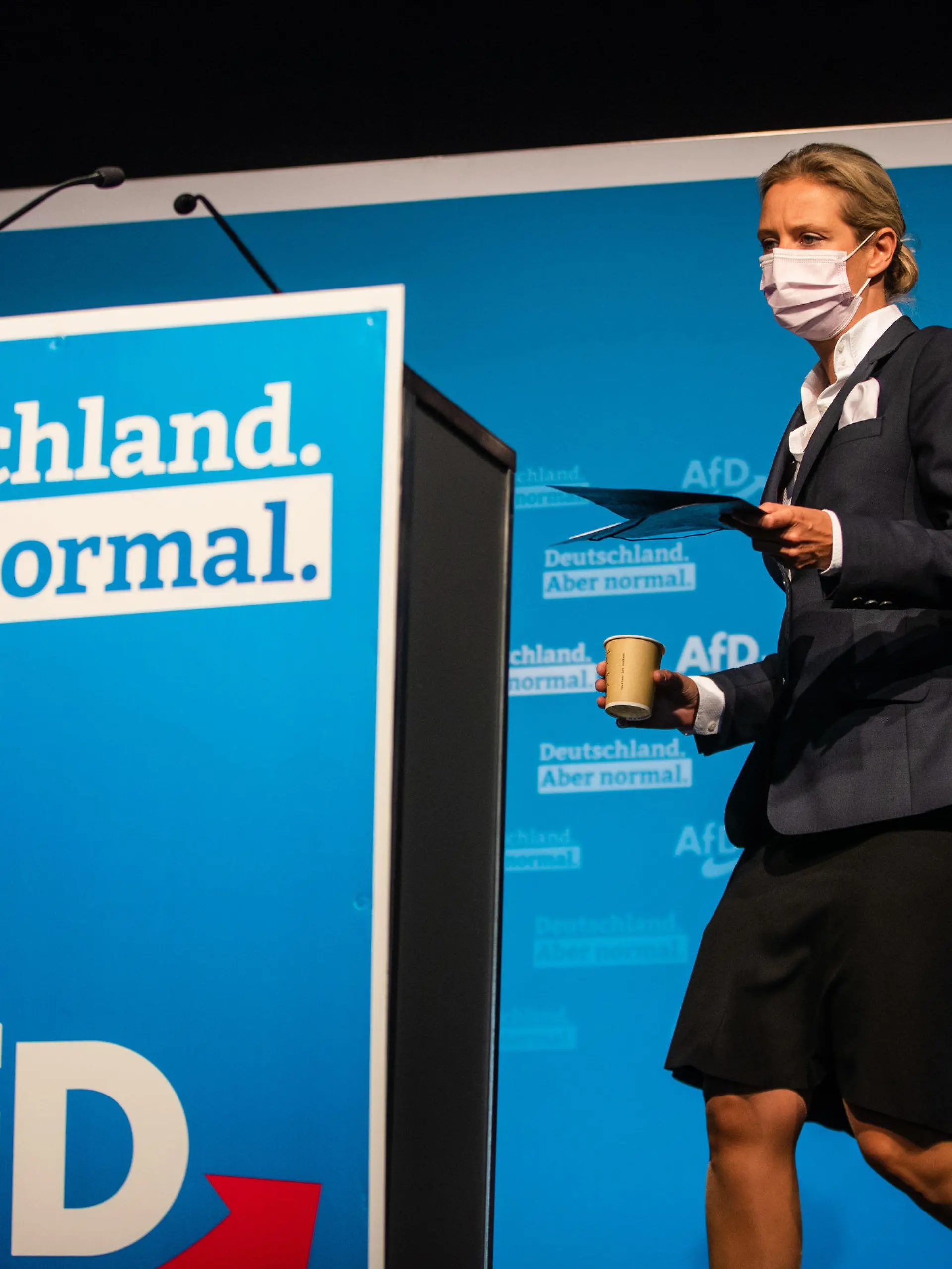 11.09.2021, Baden-Württemberg, Stuttgart: Alice Weidel, Landesvorsitzende der AfD Baden-Württemberg und Spitzenkandidatin für die Bundestagswahl 2021, geht beim Landesparteitag der AfD Baden-Württemberg in einer Halle der Messe zum Rednerpult. Foto: Christoph Schmidt/dpa +++ dpa-Bildfunk +++