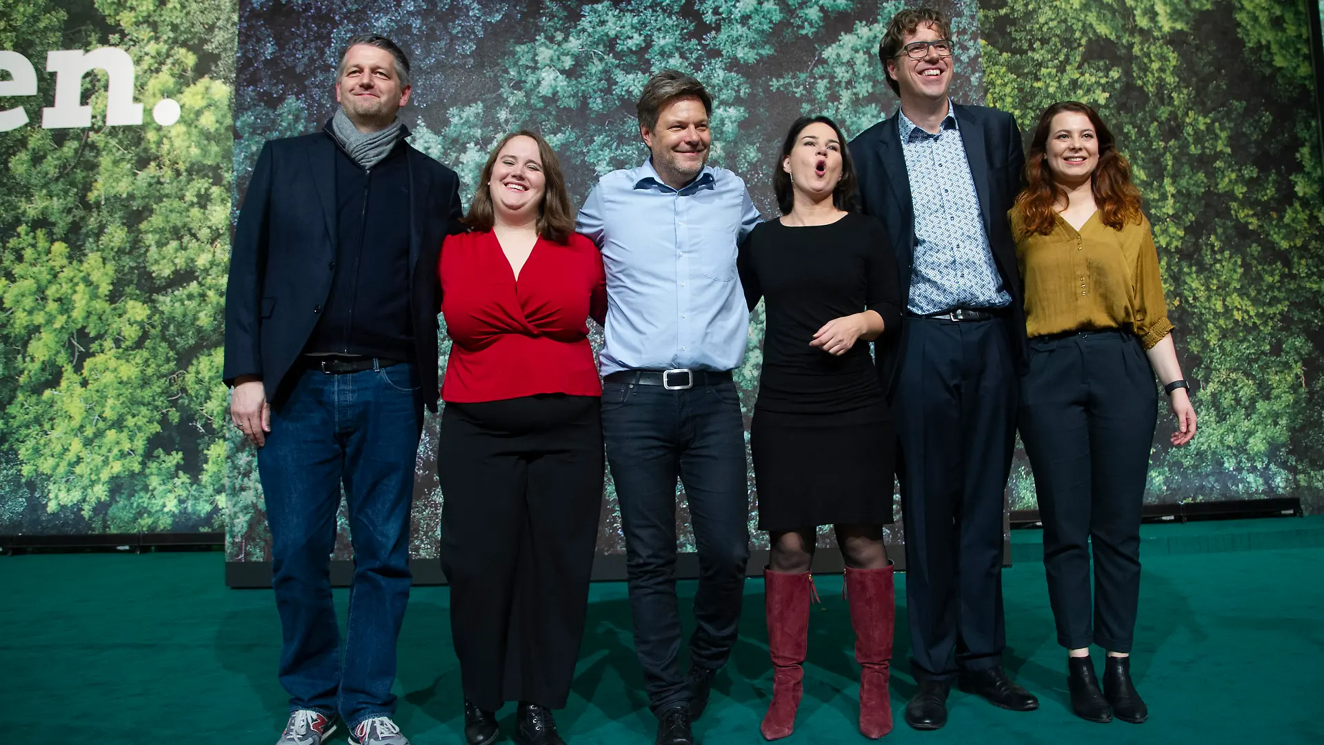 die neue Parteispitze von links: Marc URBATSCH, Bundesschatzmeister, Ricarda LANG, stellv. Bundesvorsitzende Buendnis 90/die Gruenen, Robert HABECK, Bundesvorsitzender Buendnis 90/die Gruenen, Annalena BAERBOCK, Bundesvorsitzende Buendnis 90/die Gruenen, Michael KELLNER,. Politischer Bundesgeschaeftsfuehrer Buendnis 90/die Gruenen, Jamila SCHAEFER, stellv. Bundesvorsitzende Buendnis 90/die Gruenen, 44. Ordentliche Bundesdelegiertenkonferenz der Partei Buendnis 90/Die Gruenen in der Stadthalle Bielefeld vom 15.-17.11.2019