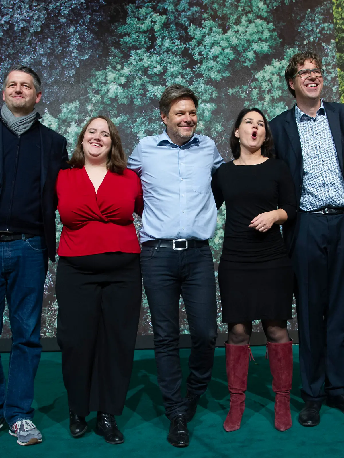 die neue Parteispitze von links: Marc URBATSCH, Bundesschatzmeister, Ricarda LANG, stellv. Bundesvorsitzende Buendnis 90/die Gruenen, Robert HABECK, Bundesvorsitzender Buendnis 90/die Gruenen, Annalena BAERBOCK, Bundesvorsitzende Buendnis 90/die Gruenen, Michael KELLNER,. Politischer Bundesgeschaeftsfuehrer Buendnis 90/die Gruenen, Jamila SCHAEFER, stellv. Bundesvorsitzende Buendnis 90/die Gruenen, 44. Ordentliche Bundesdelegiertenkonferenz der Partei Buendnis 90/Die Gruenen in der Stadthalle Bielefeld vom 15.-17.11.2019